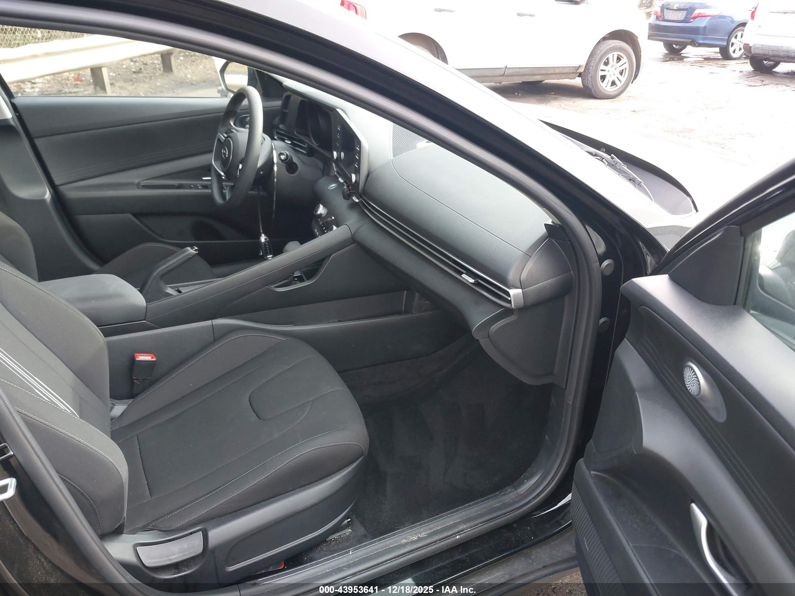 HYUNDAI ELANTRA image 5