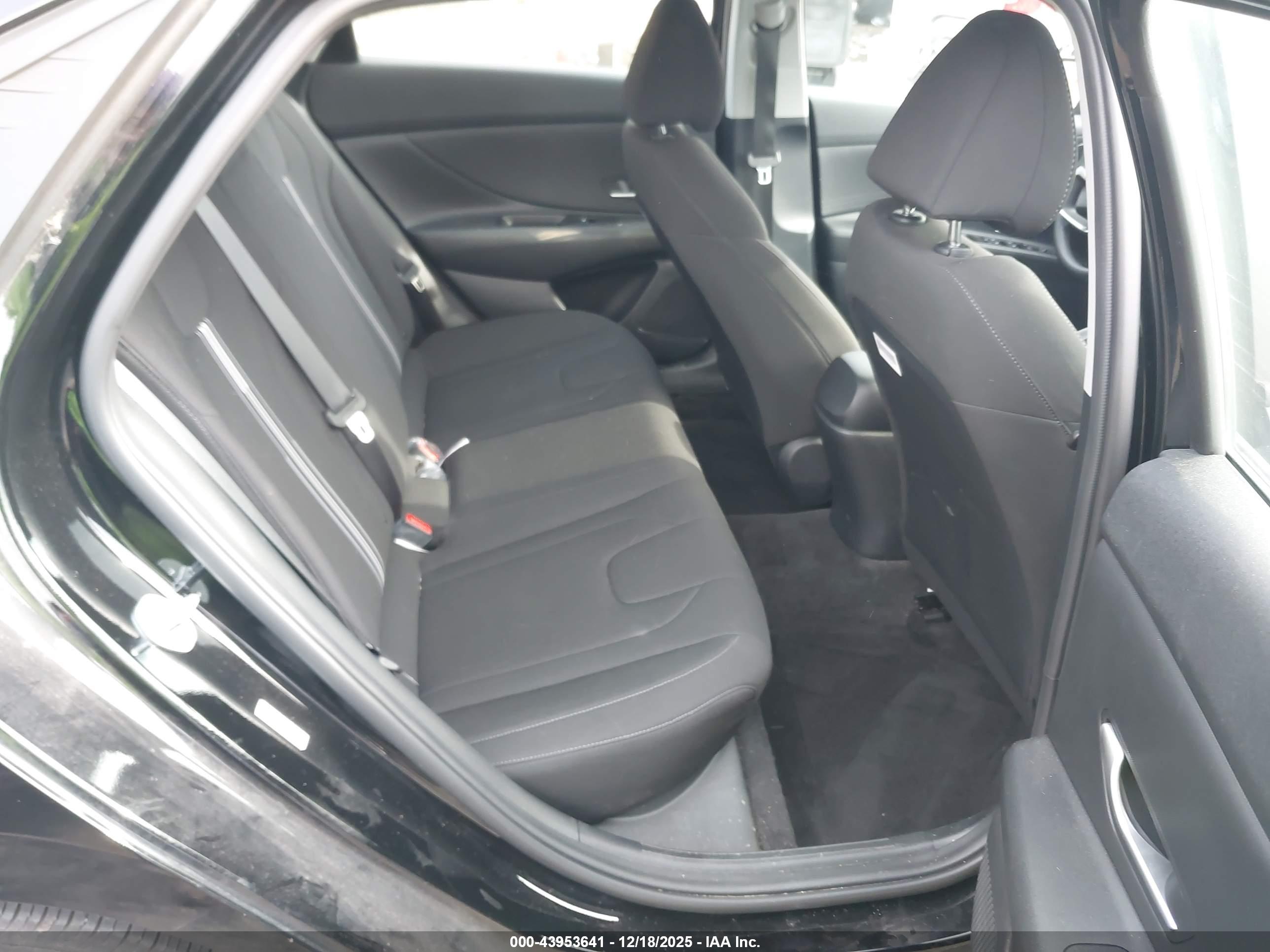 HYUNDAI ELANTRA image 8