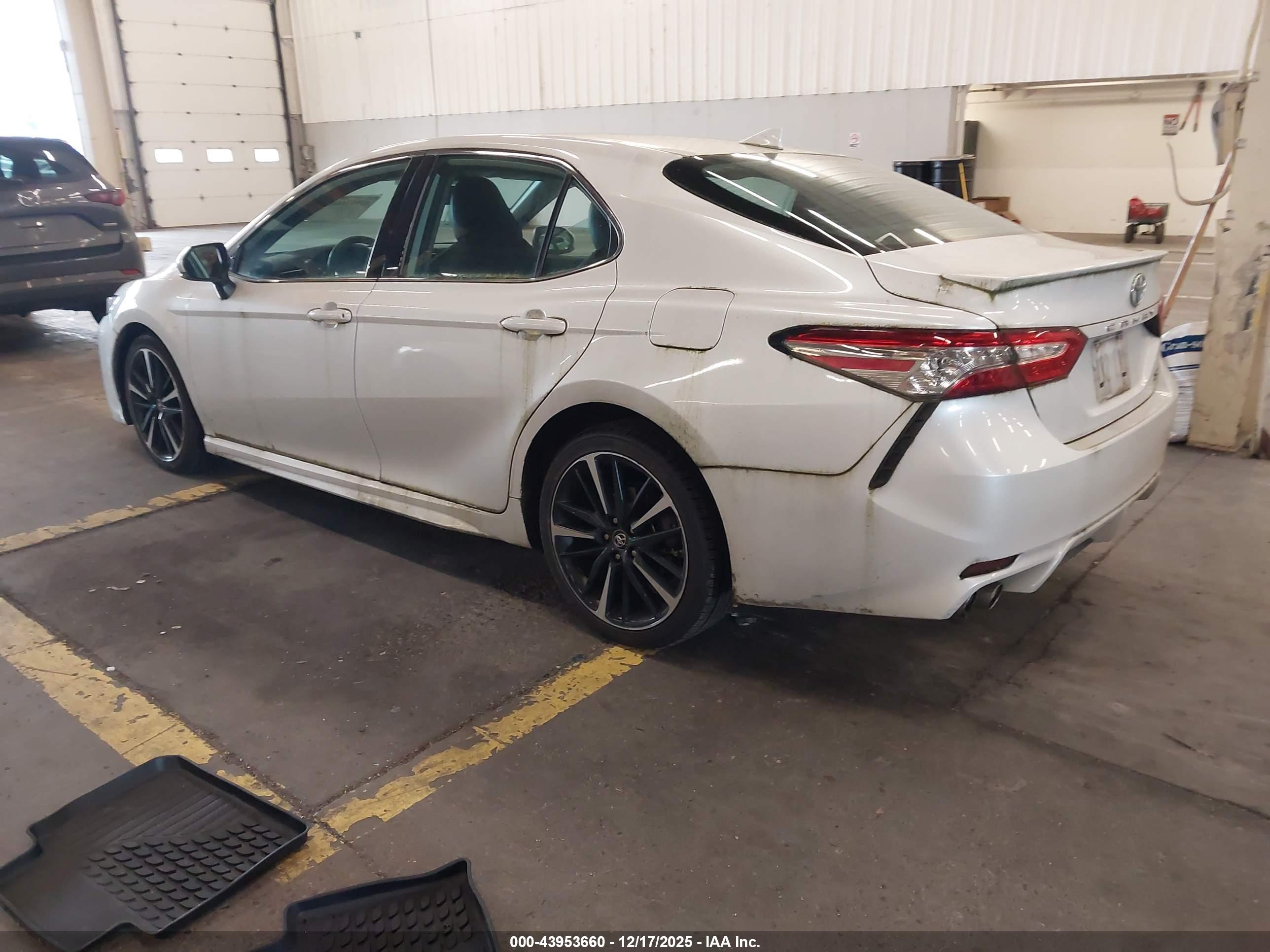 TOYOTA CAMRY image 3