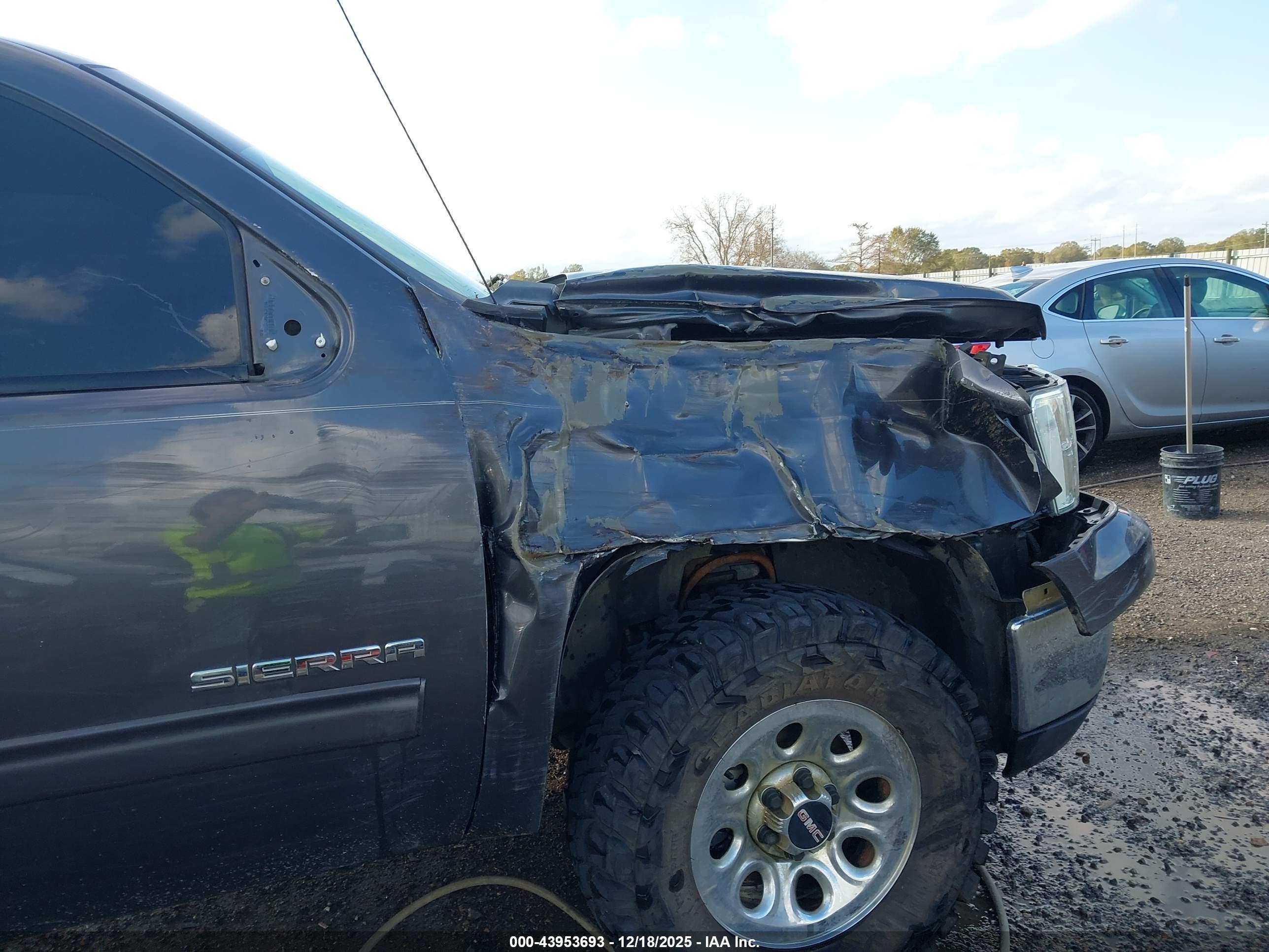 GMC SIERRA image 6