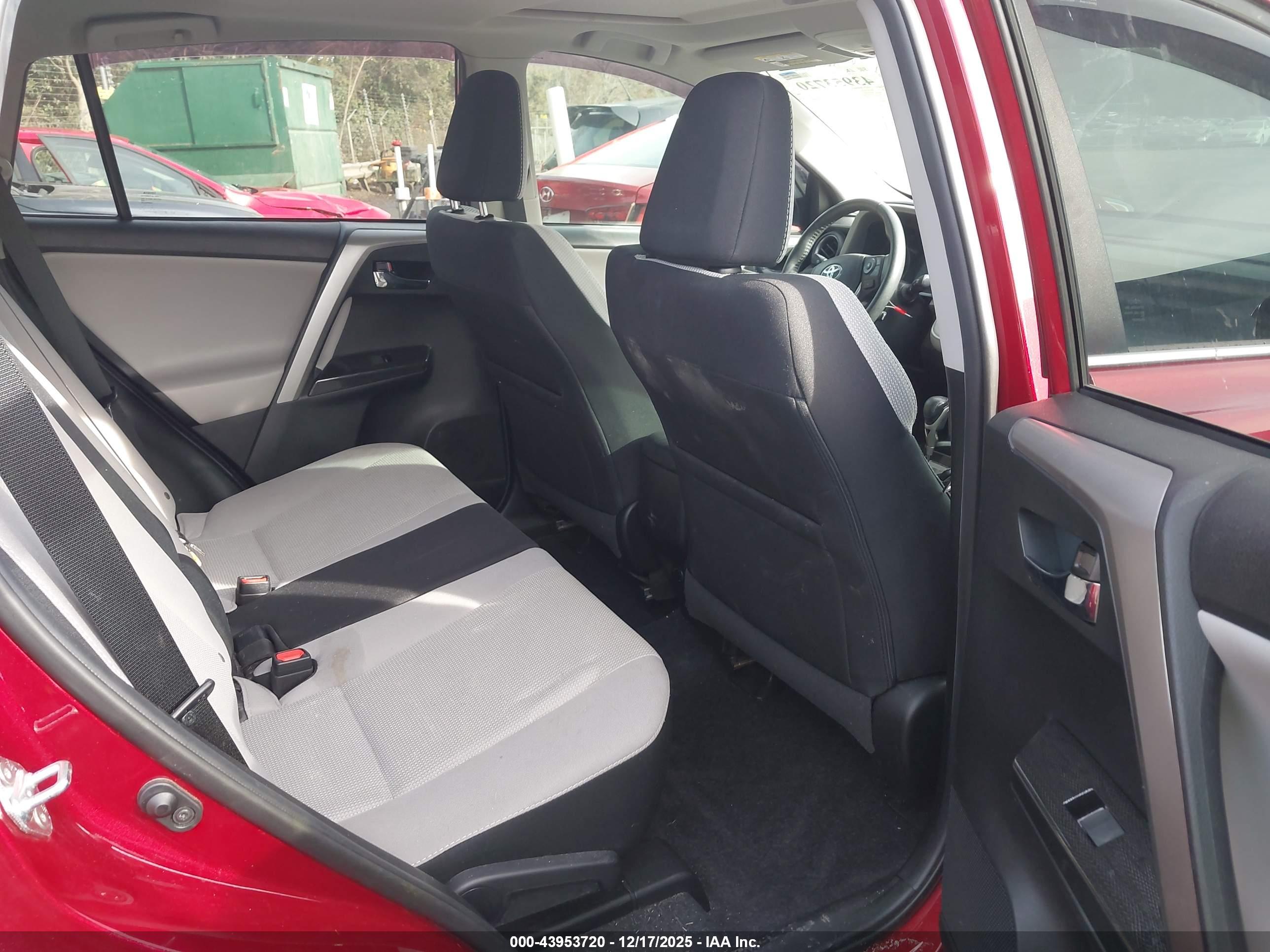 TOYOTA RAV4 image 8