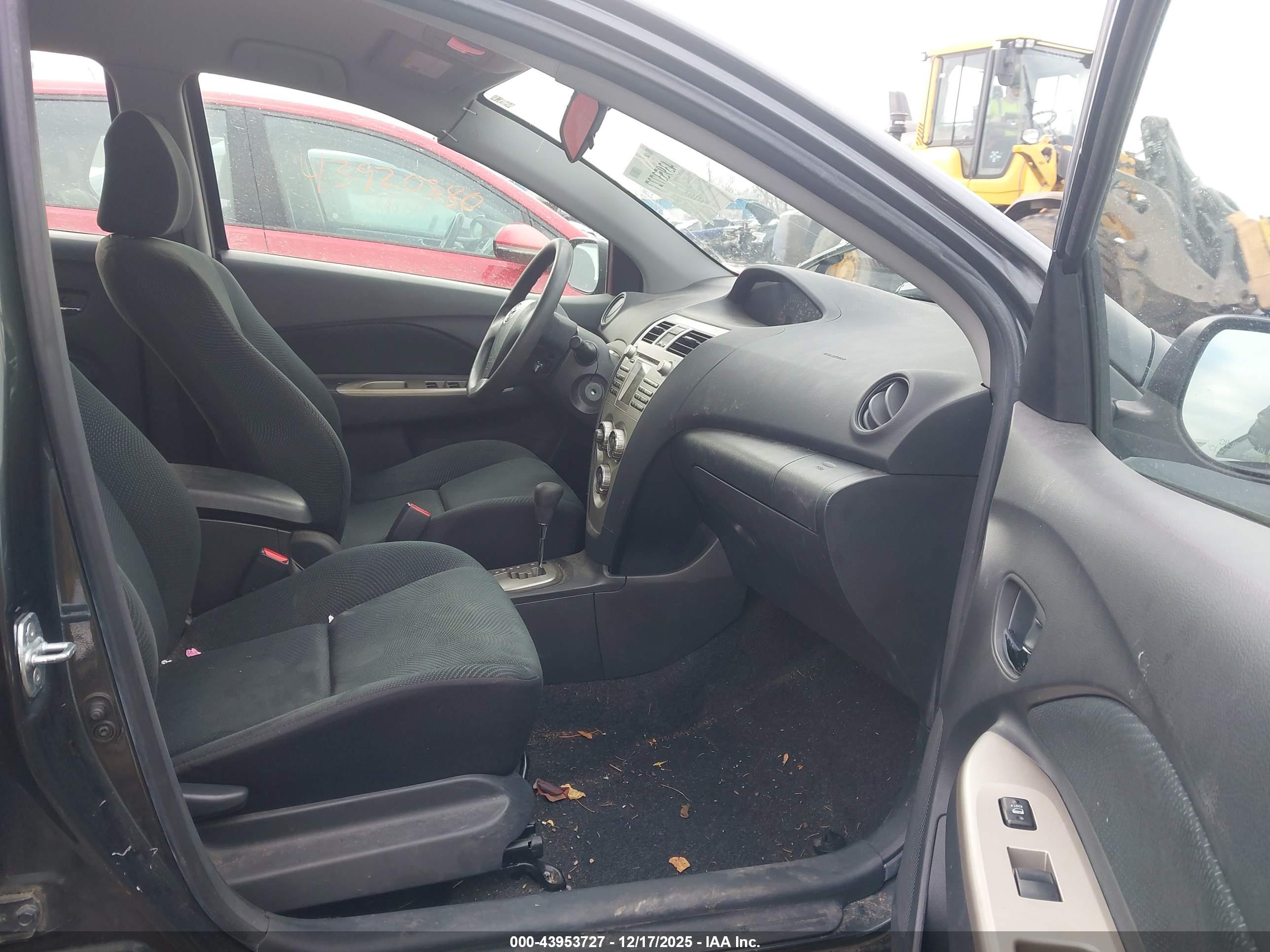 TOYOTA YARIS image 5