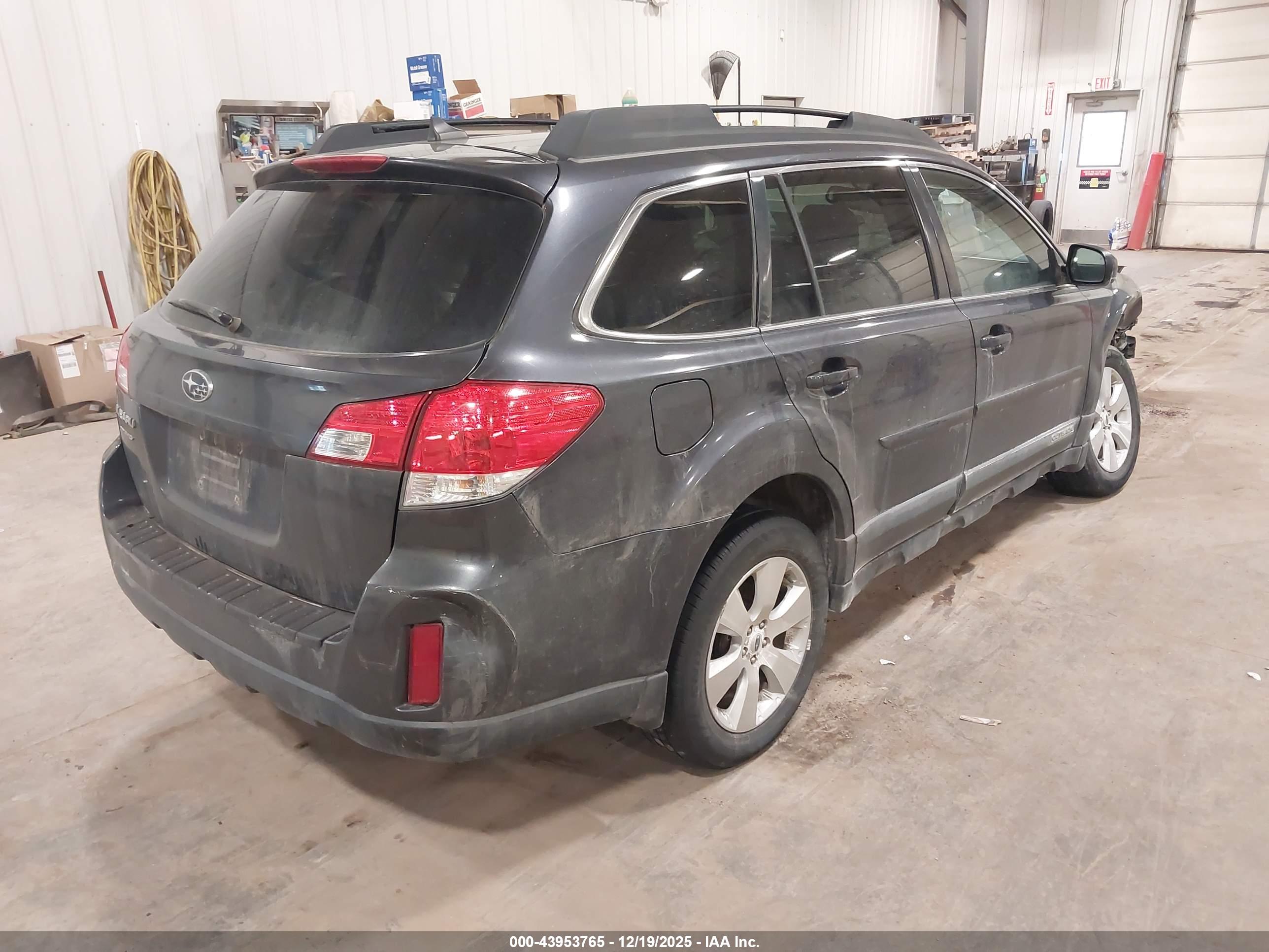 SUBARU OUTBACK image 4