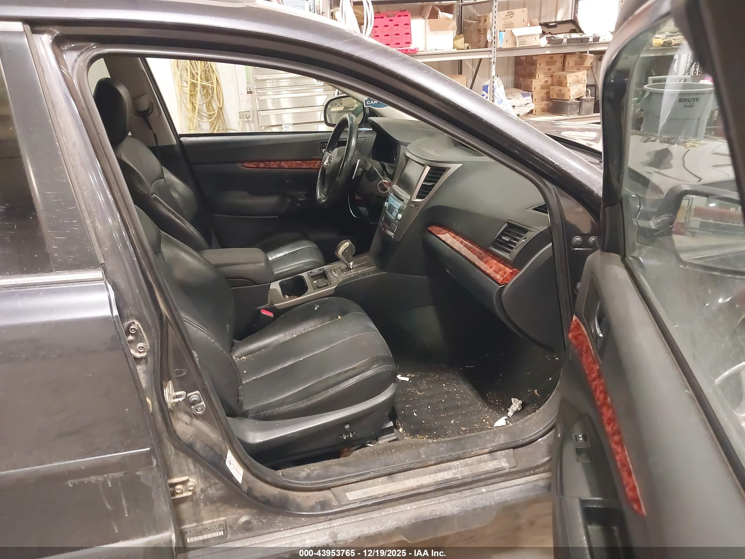 SUBARU OUTBACK image 5