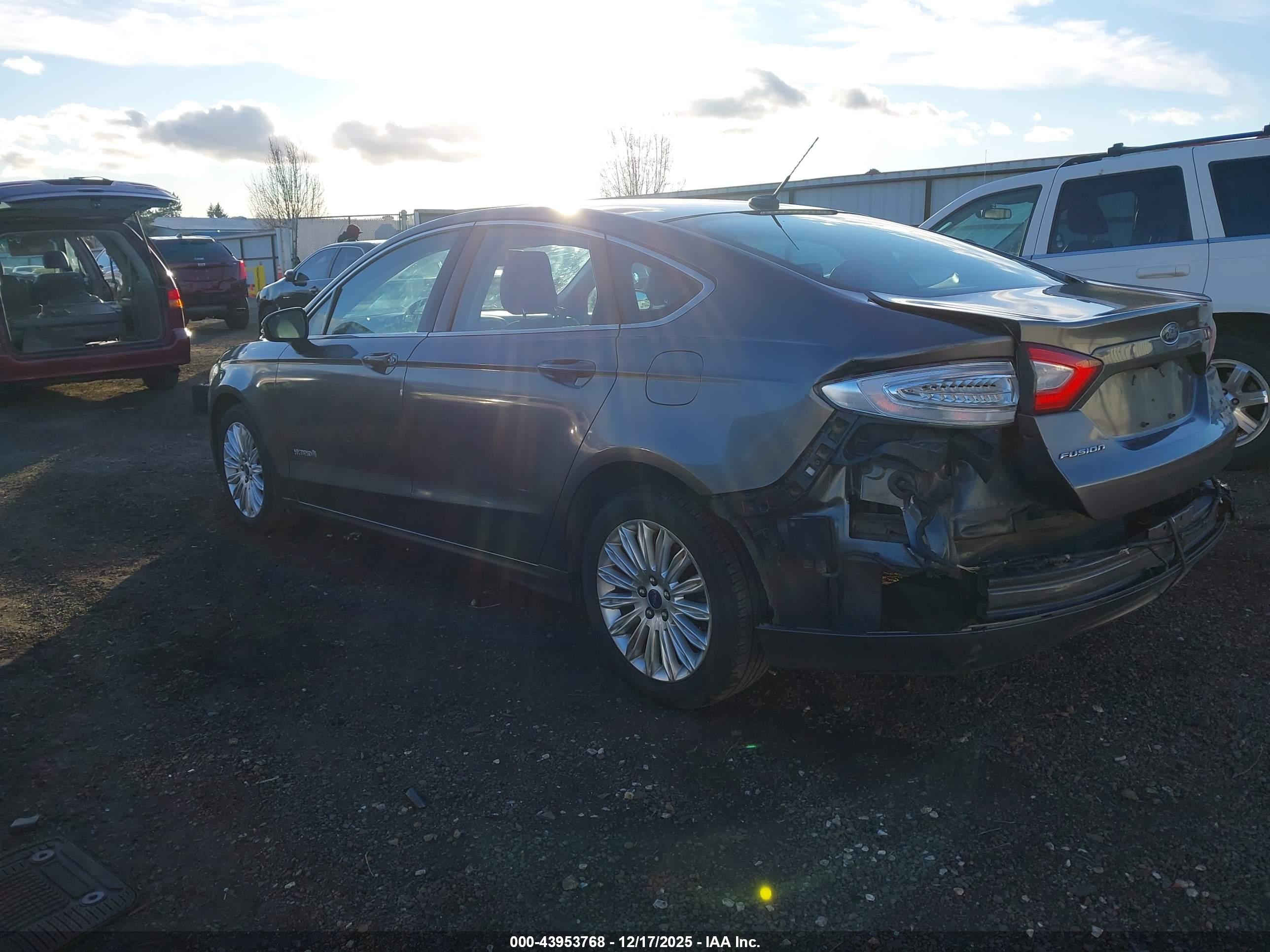 FORD FUSION image 3