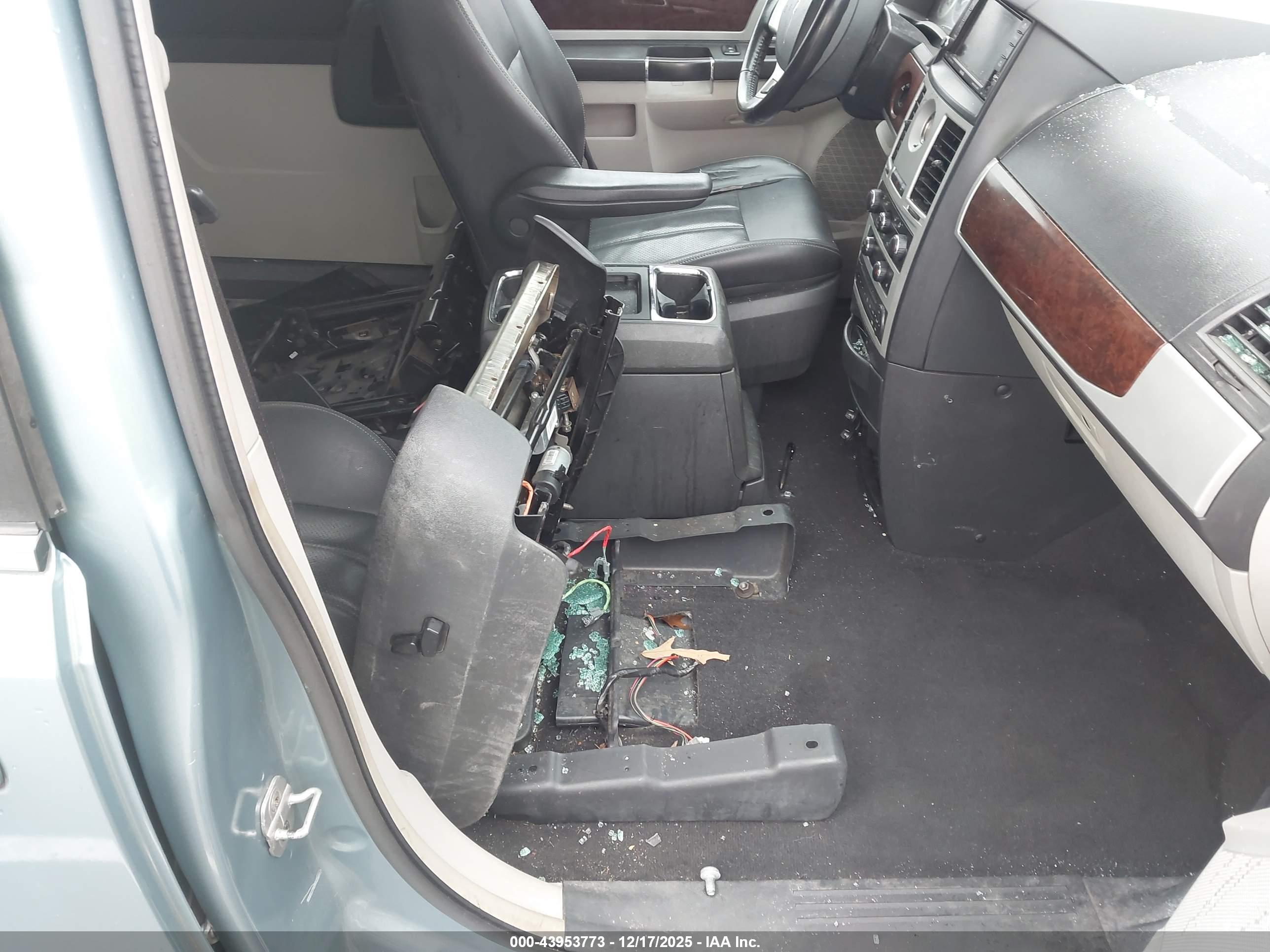 CHRYSLER TOWN image 5