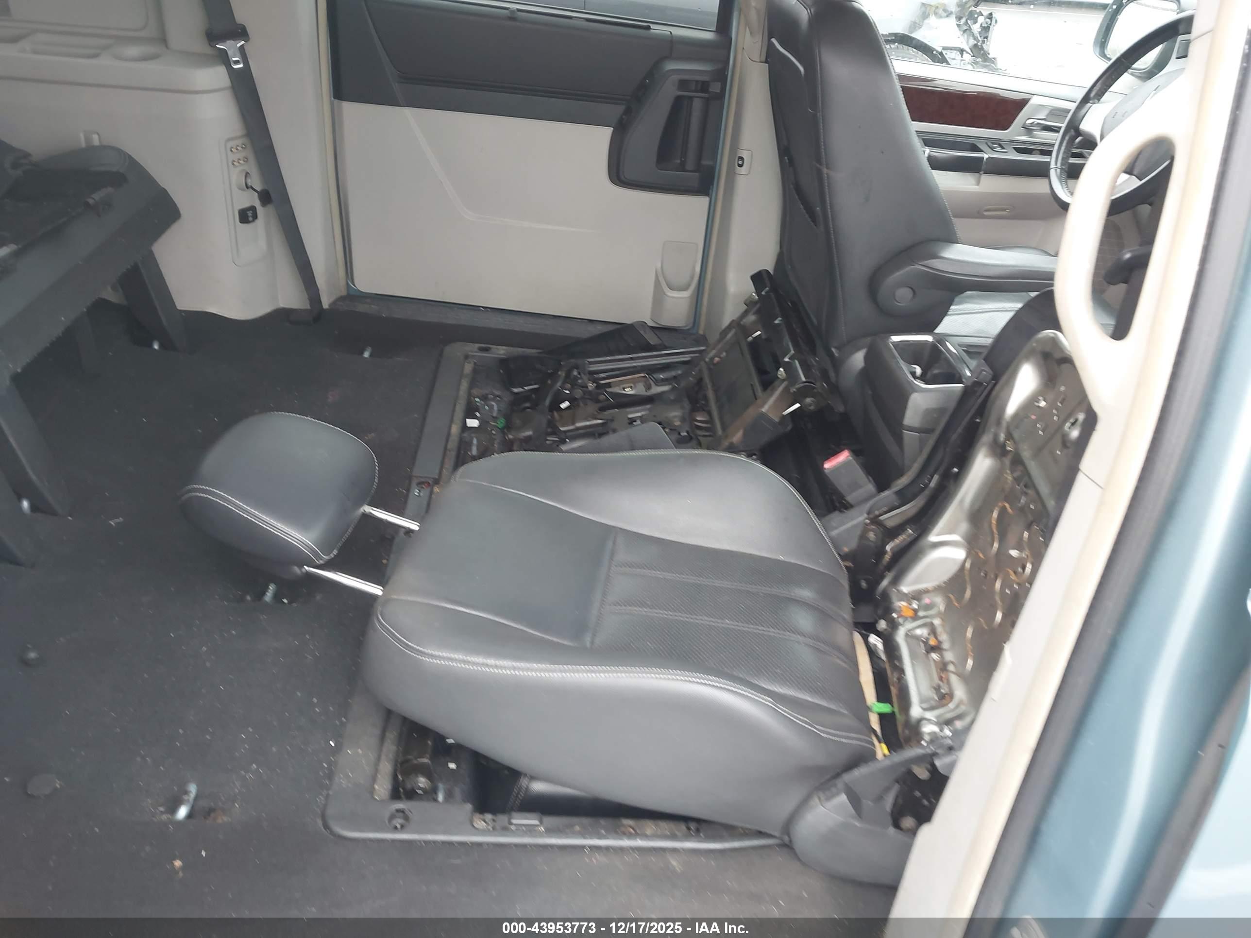 CHRYSLER TOWN image 8