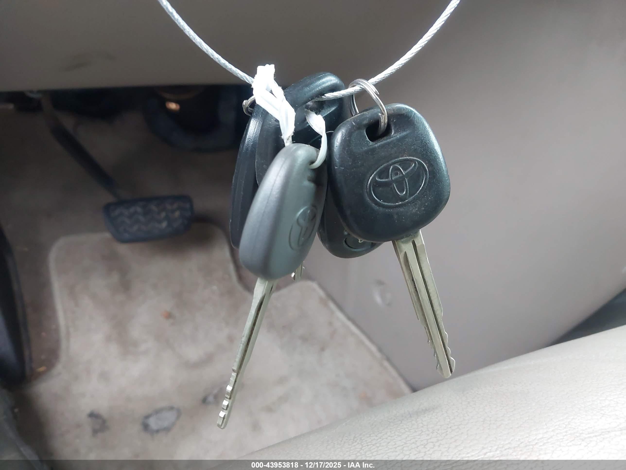 TOYOTA SIENNA image 11