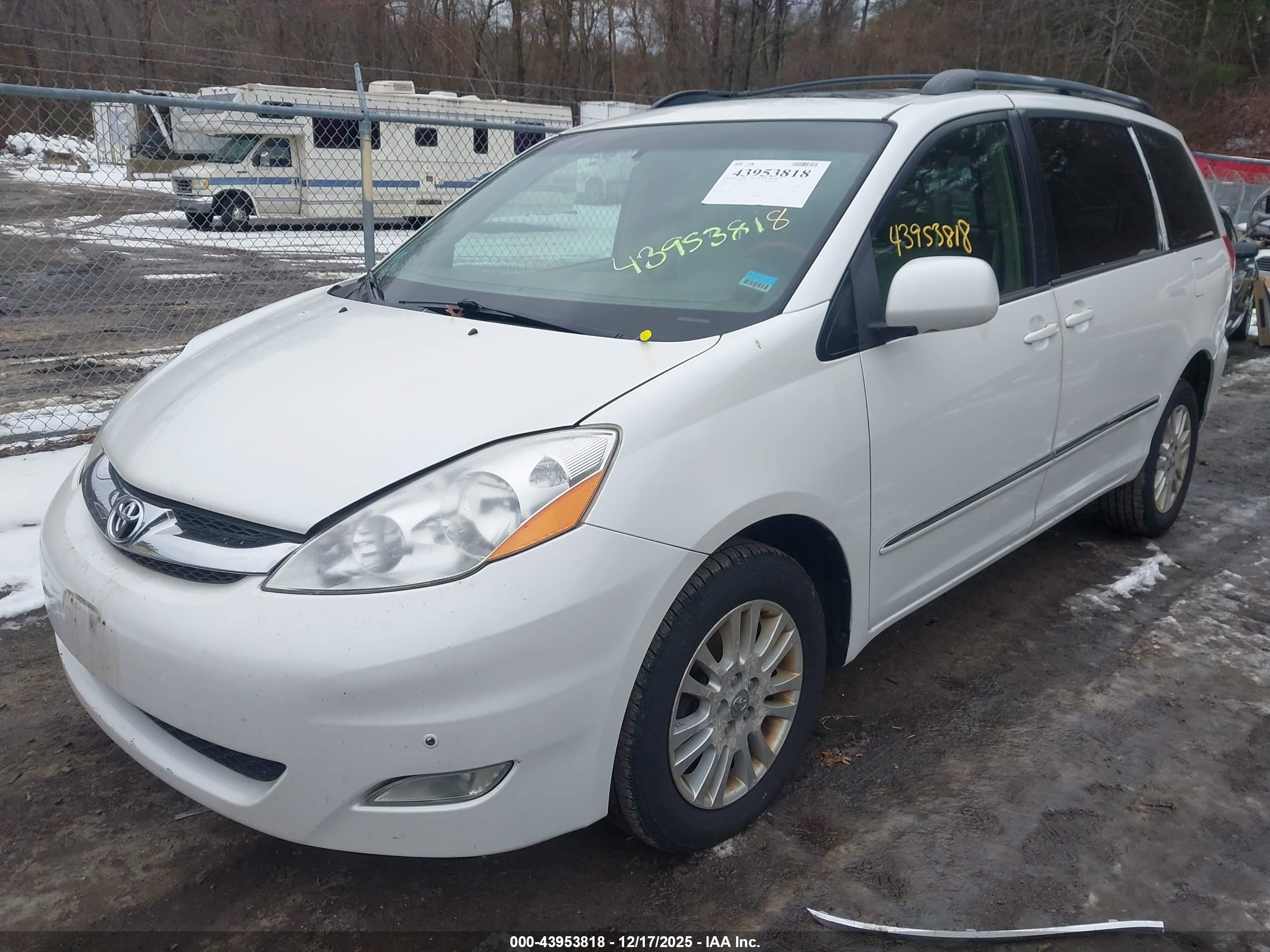 TOYOTA SIENNA image 2