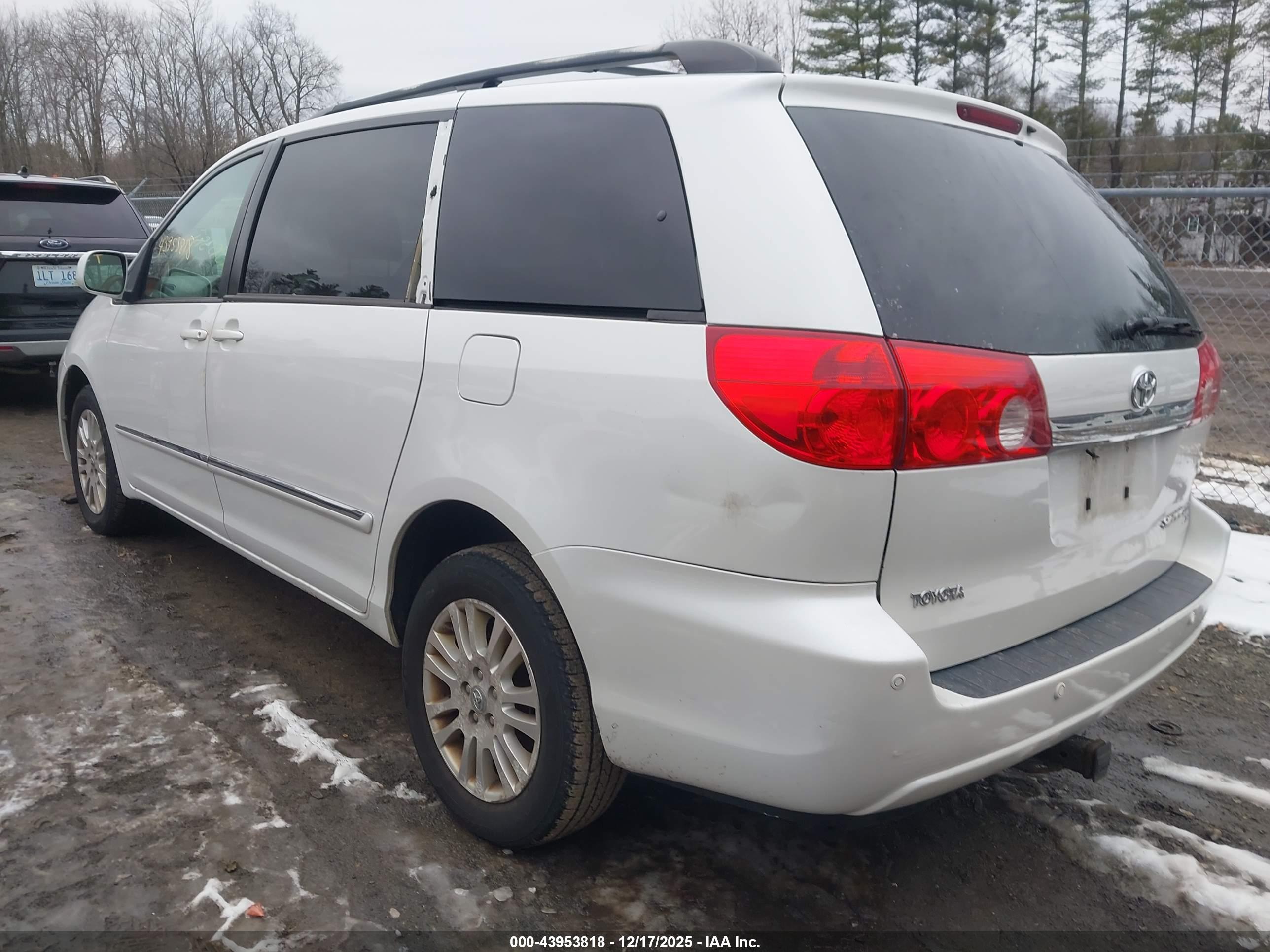 TOYOTA SIENNA image 3