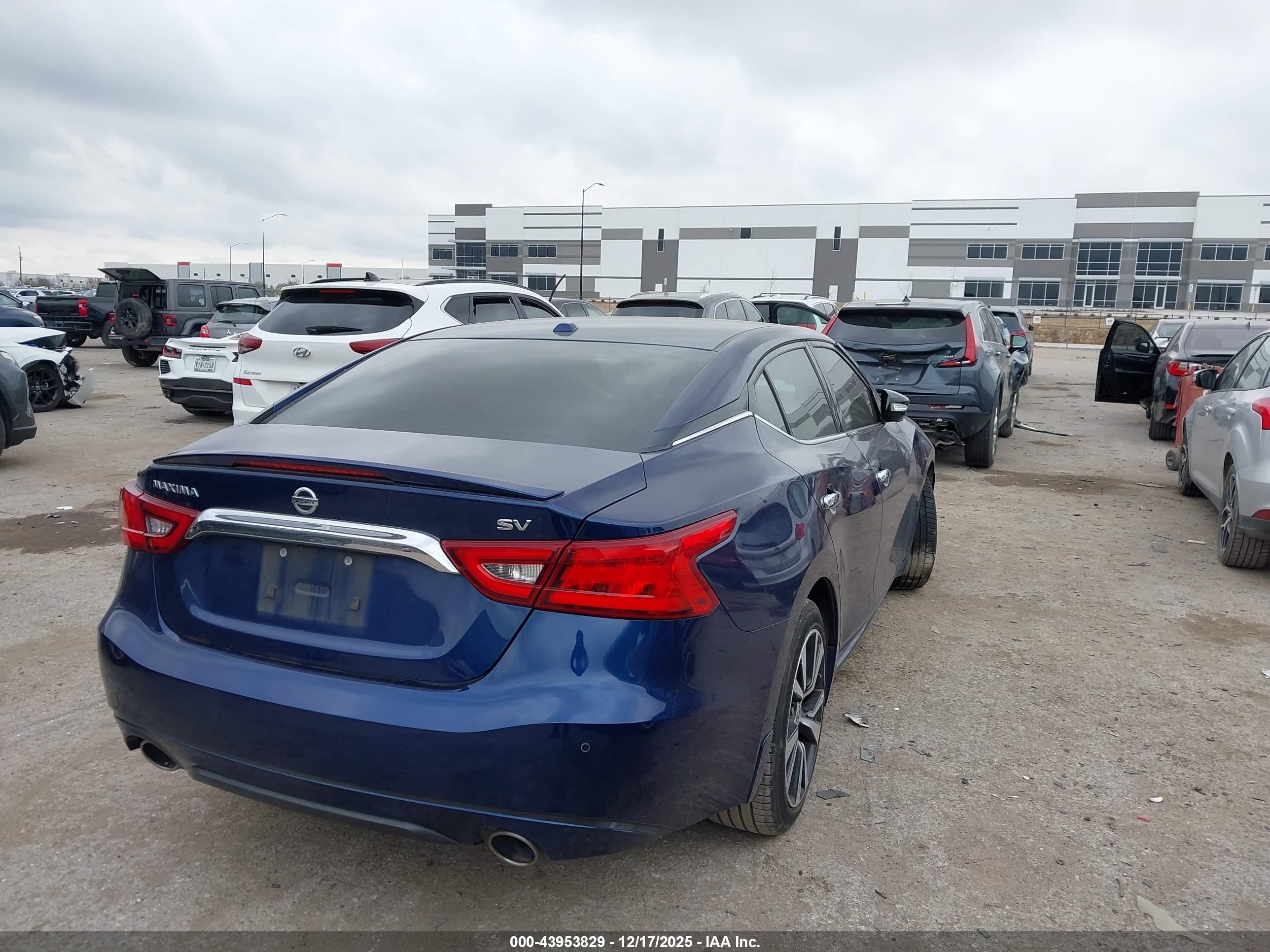 NISSAN MAXIMA image 4