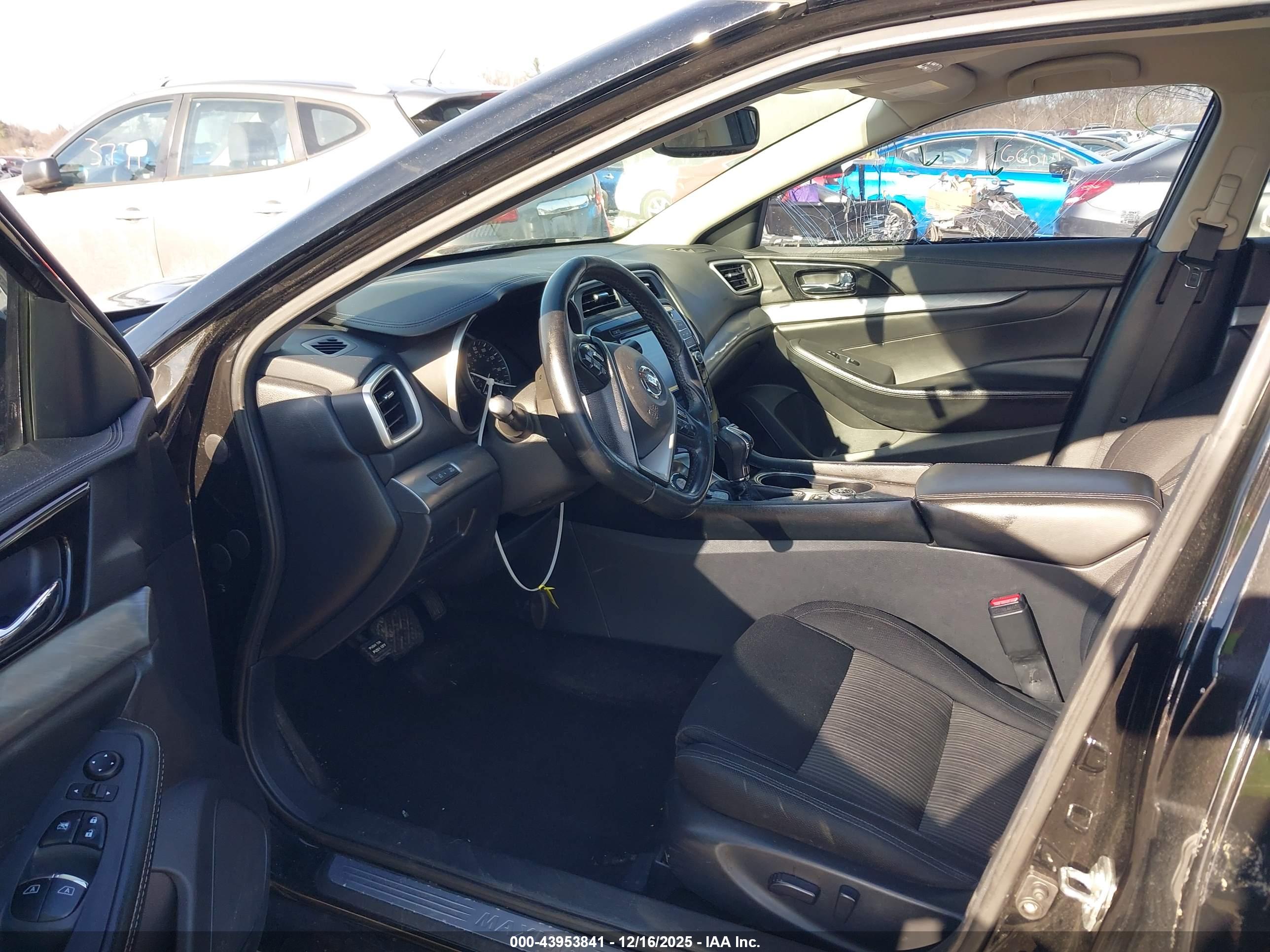 NISSAN MAXIMA image 5