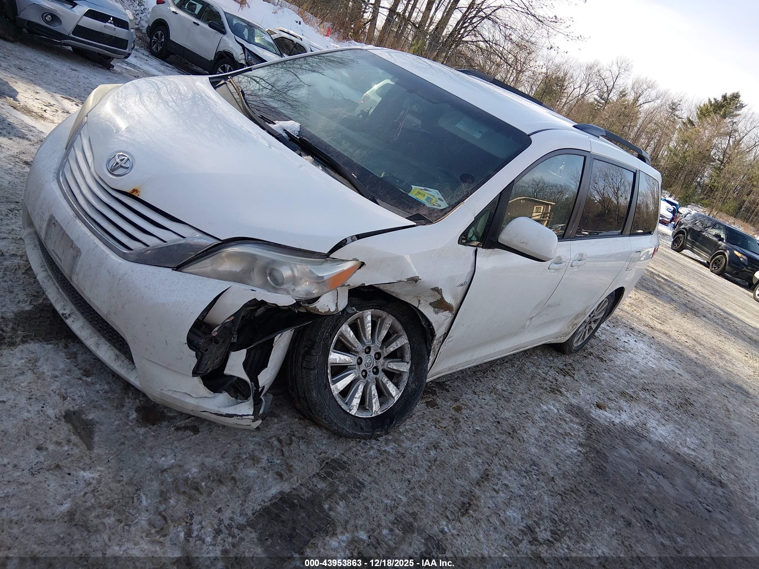 TOYOTA SIENNA image 2
