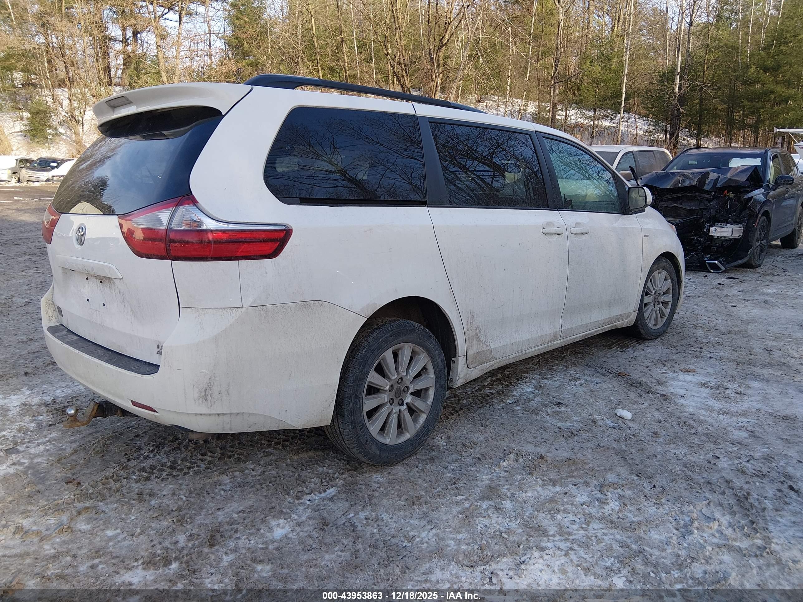 TOYOTA SIENNA image 4