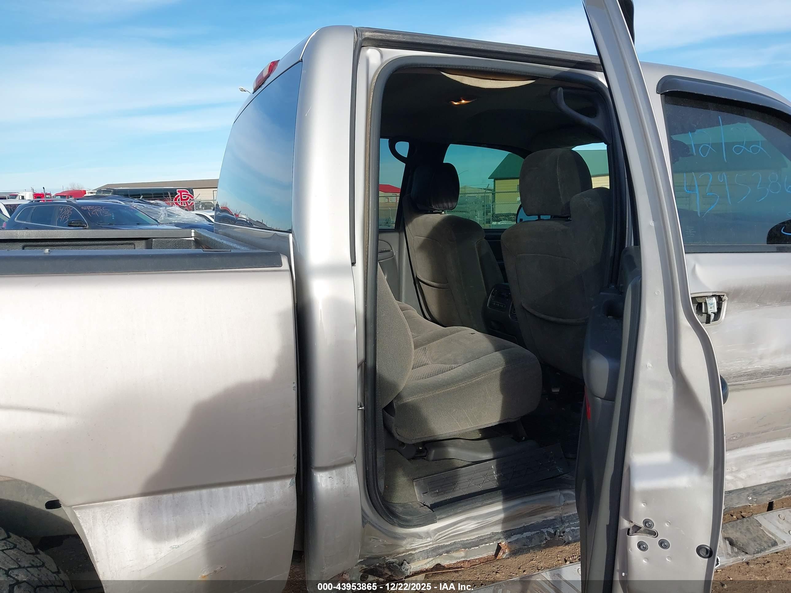 CHEVROLET SILVERADO image 8