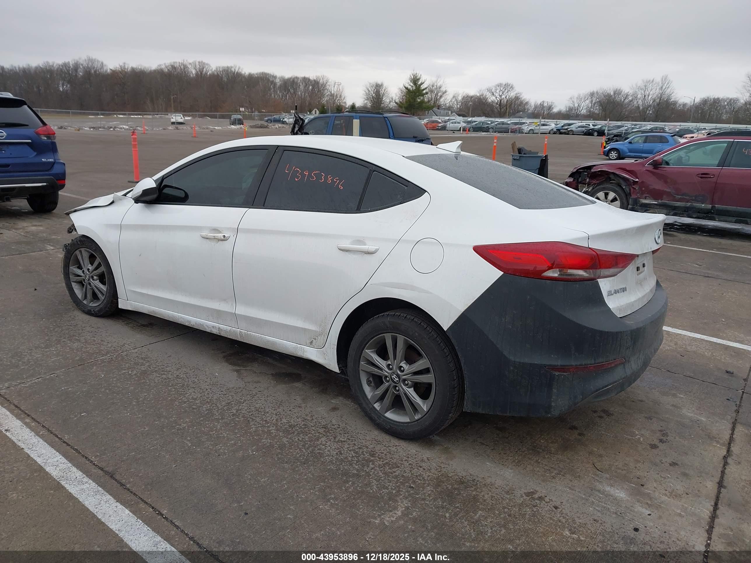 HYUNDAI ELANTRA image 3