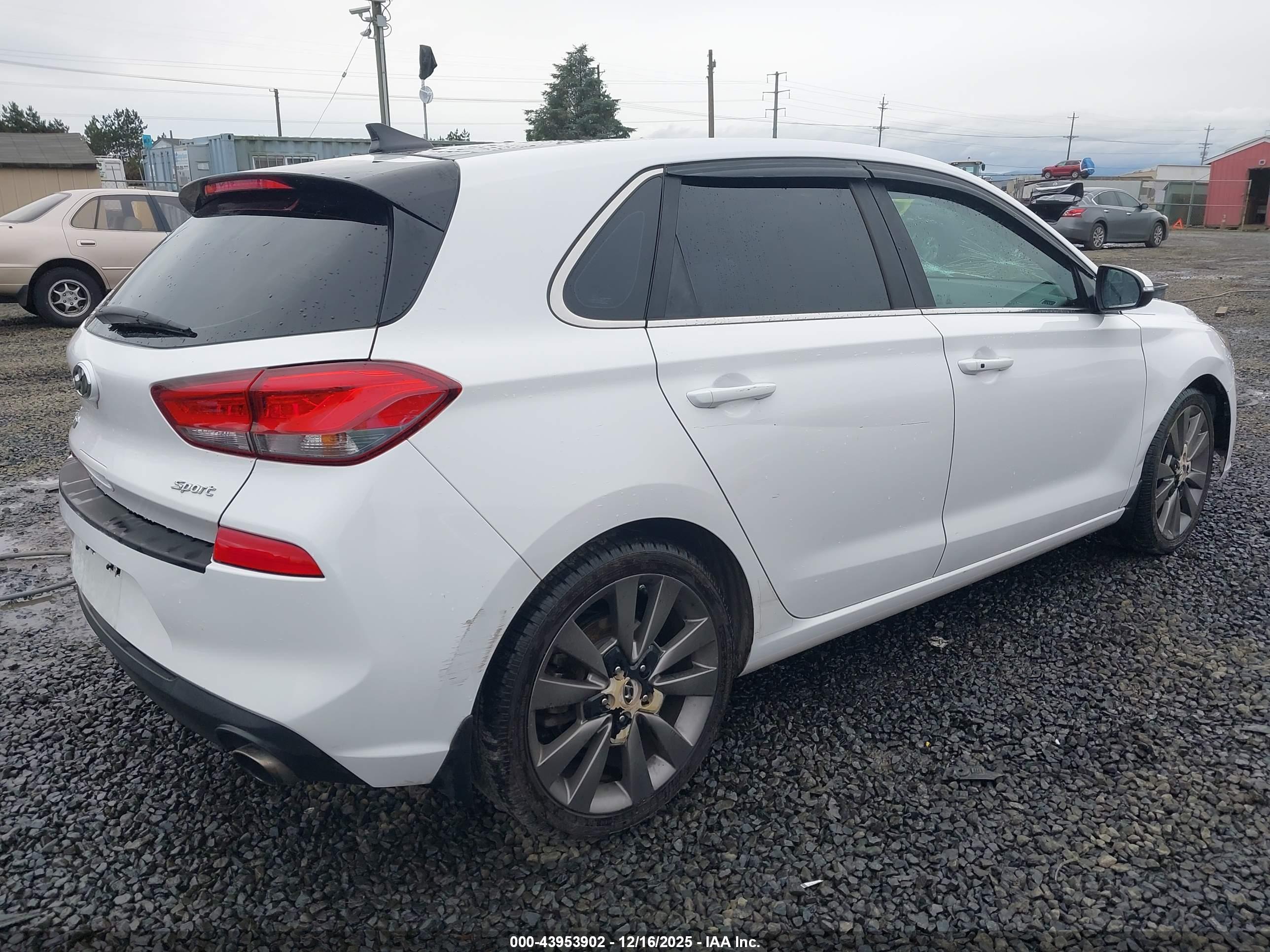HYUNDAI ELANTRA image 4