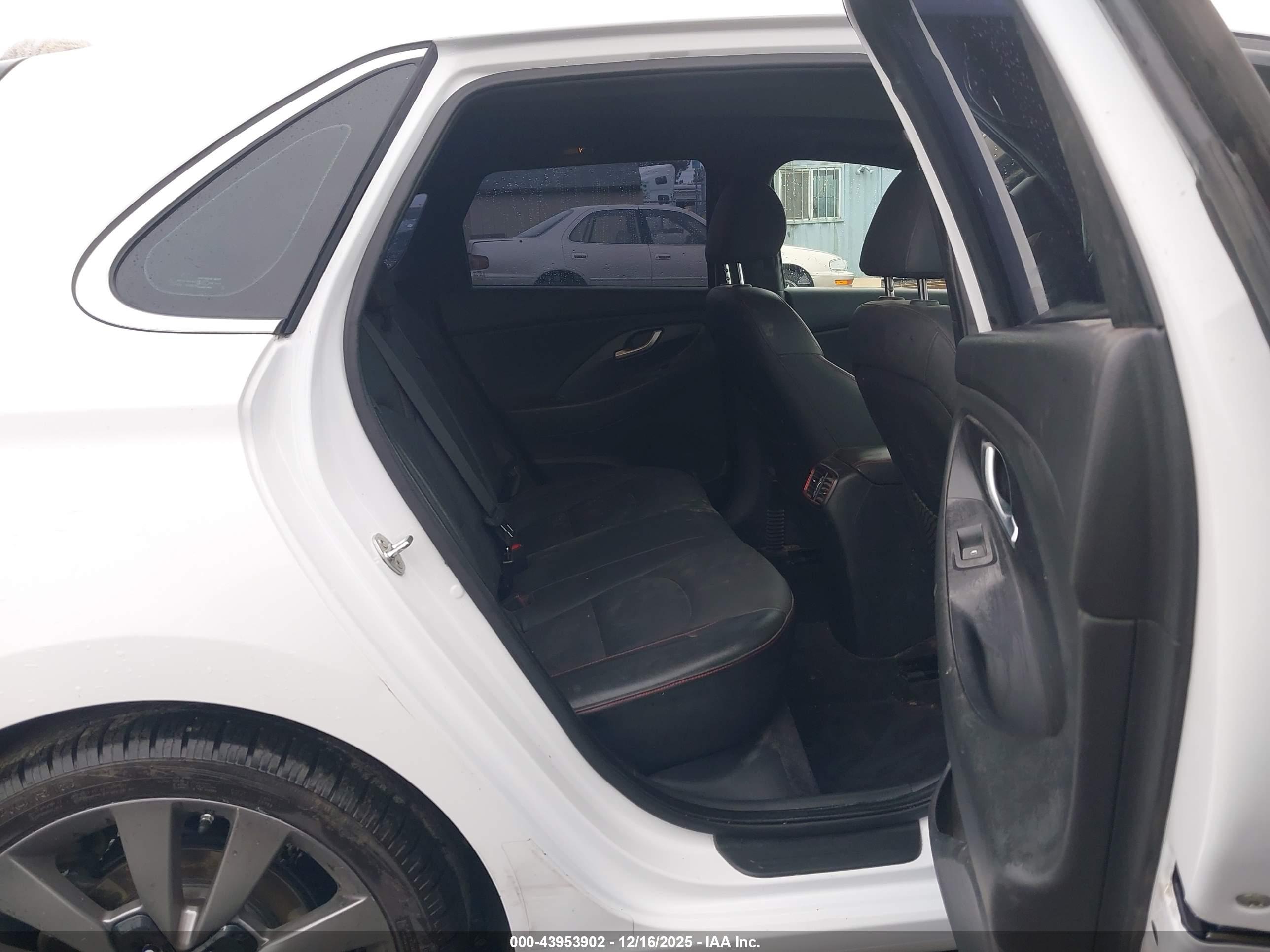 HYUNDAI ELANTRA image 8