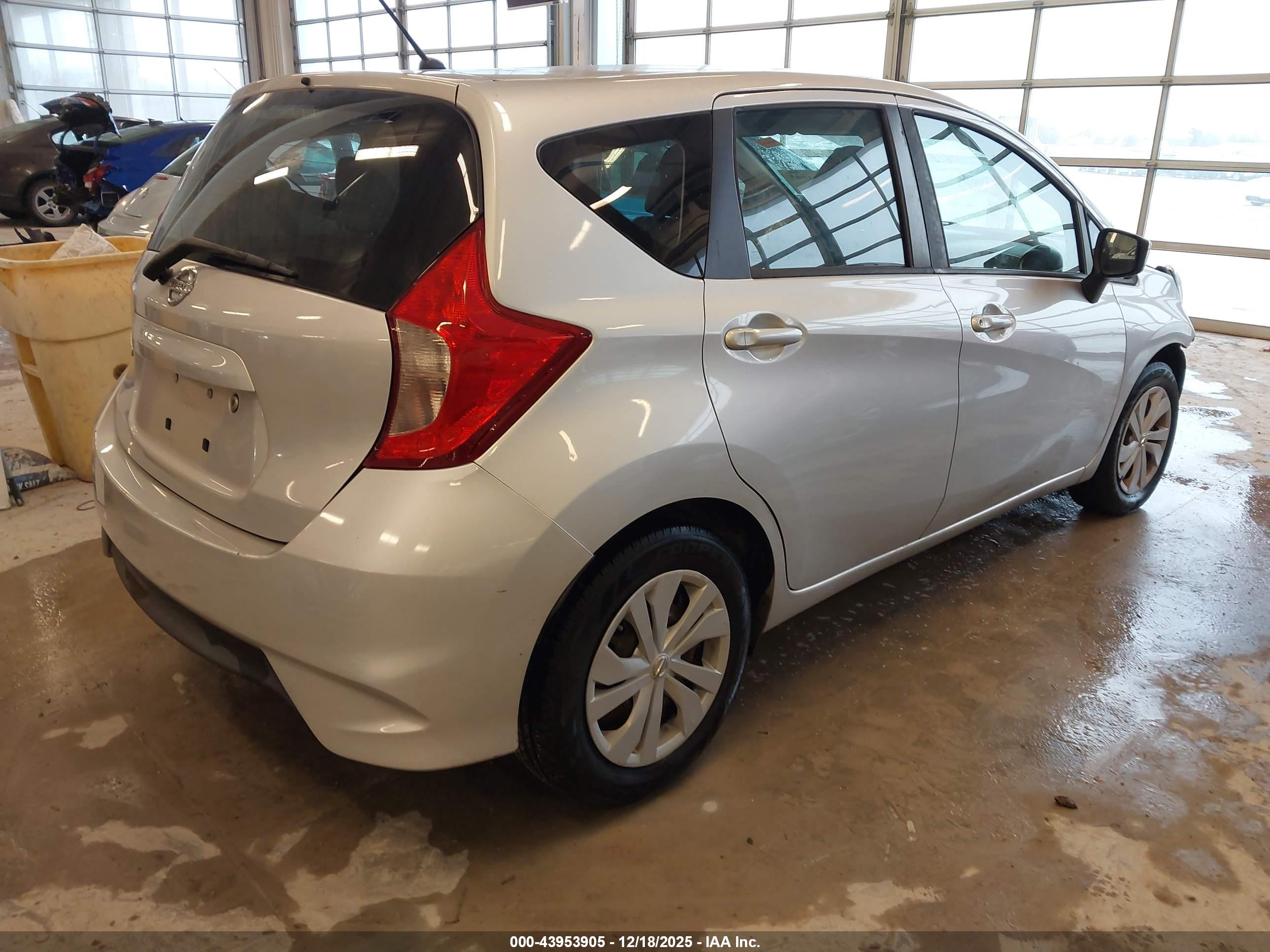 NISSAN VERSA image 4
