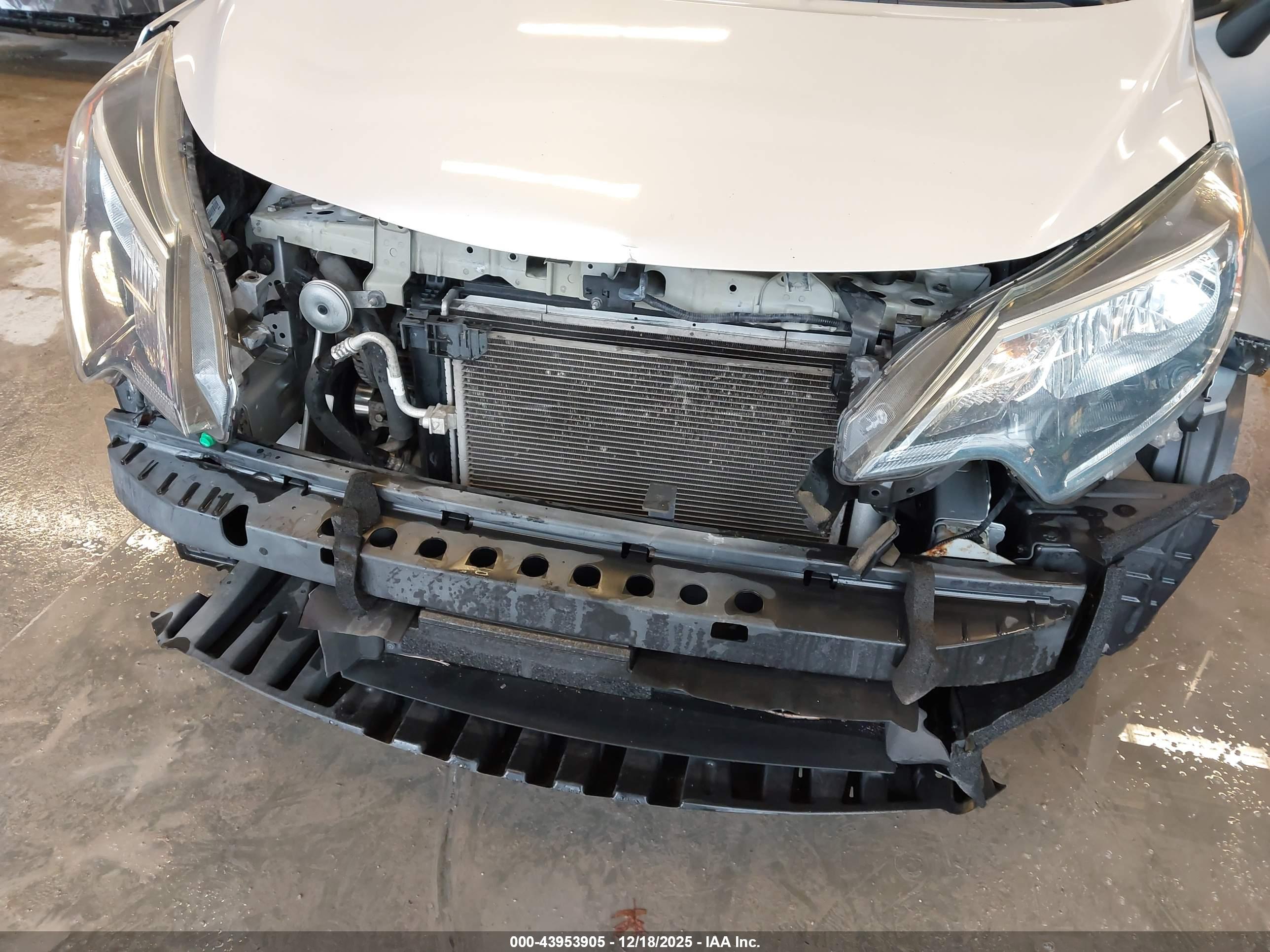 NISSAN VERSA image 6