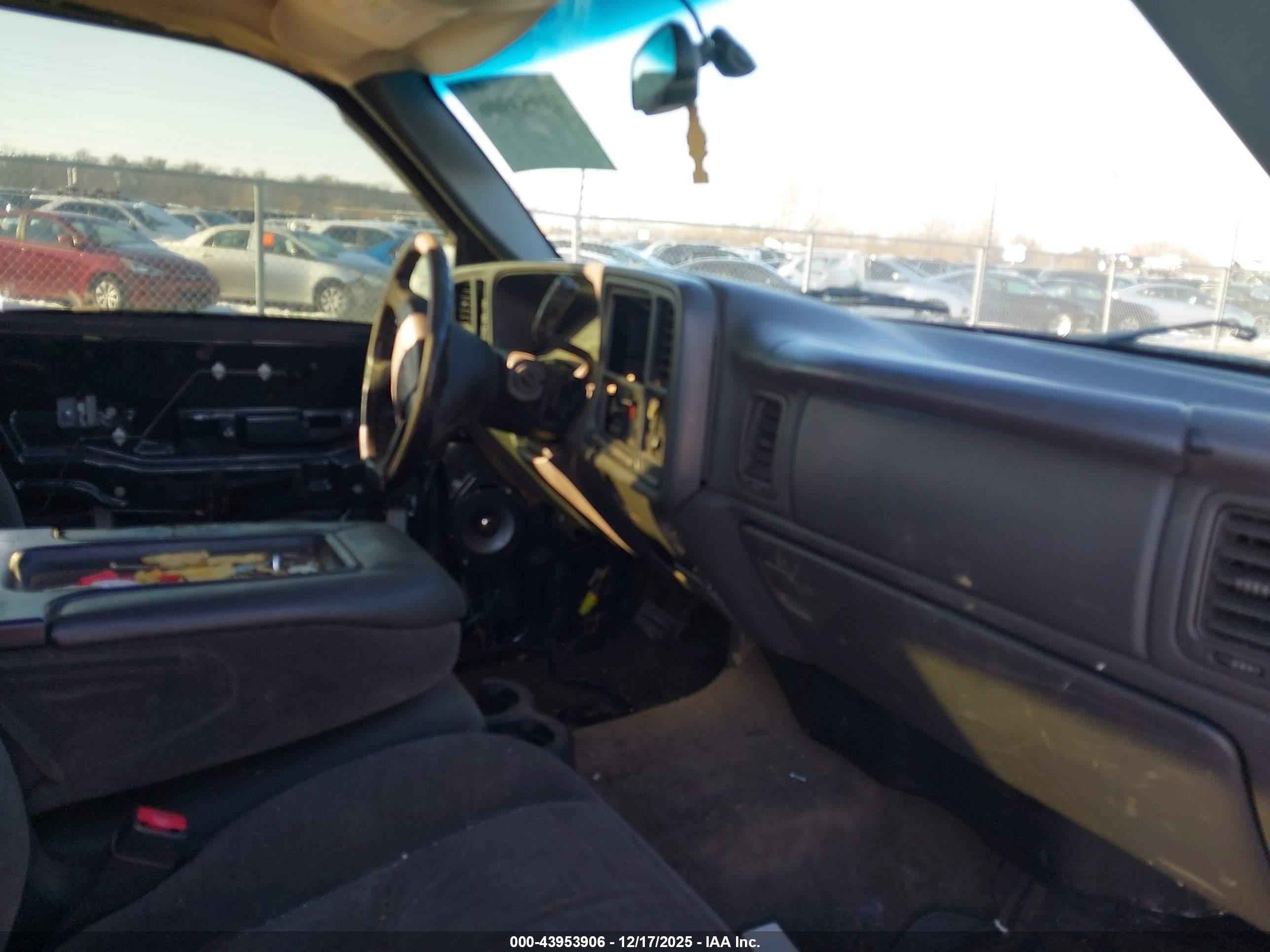 CHEVROLET SILVERADO image 5