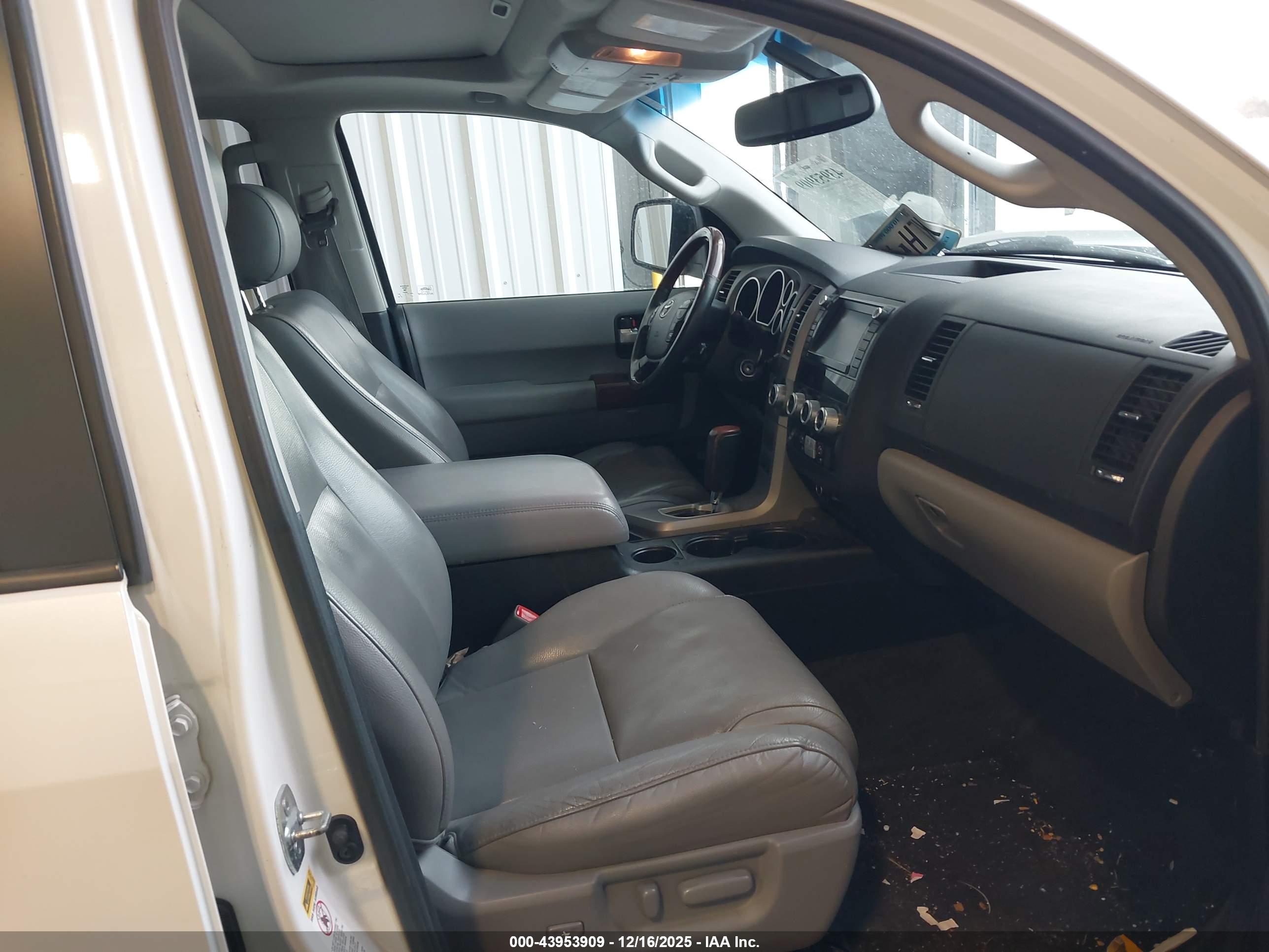 TOYOTA SEQUOIA image 5