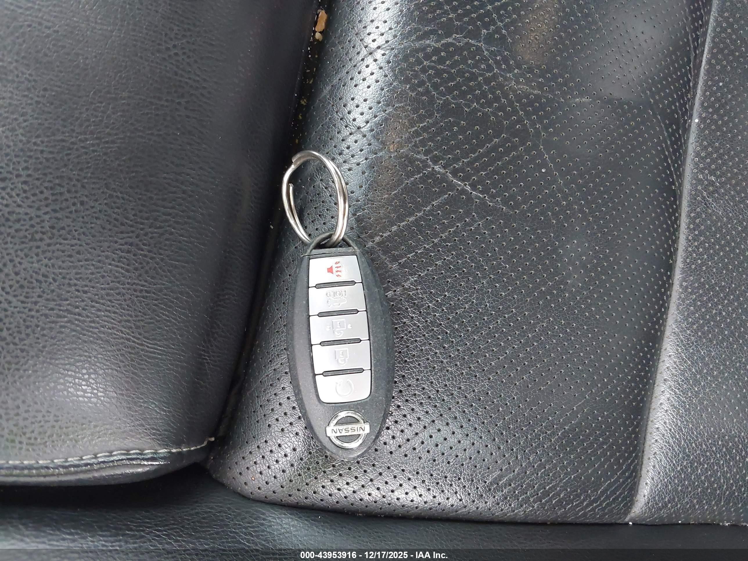 NISSAN MAXIMA image 11