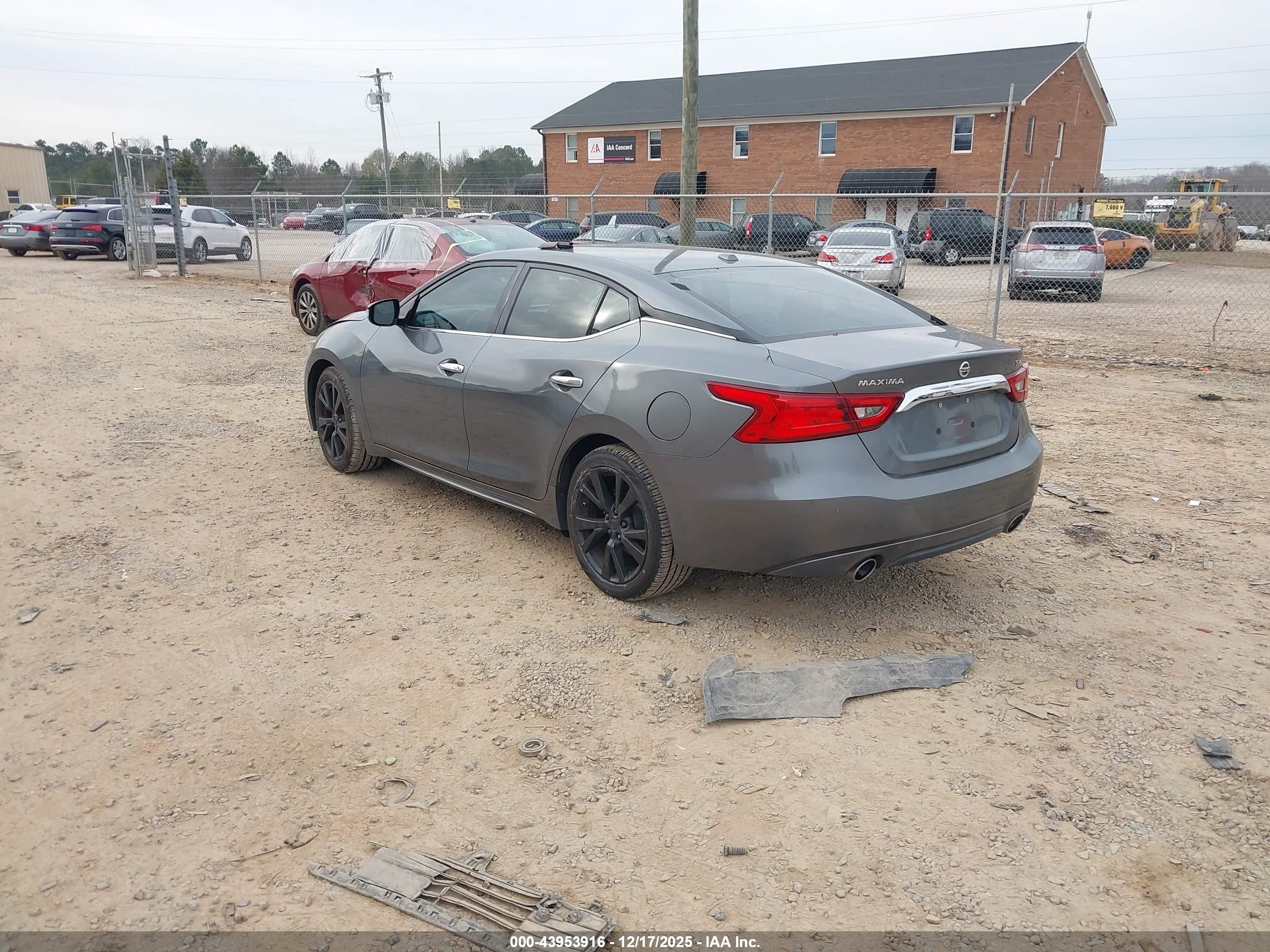 NISSAN MAXIMA image 3