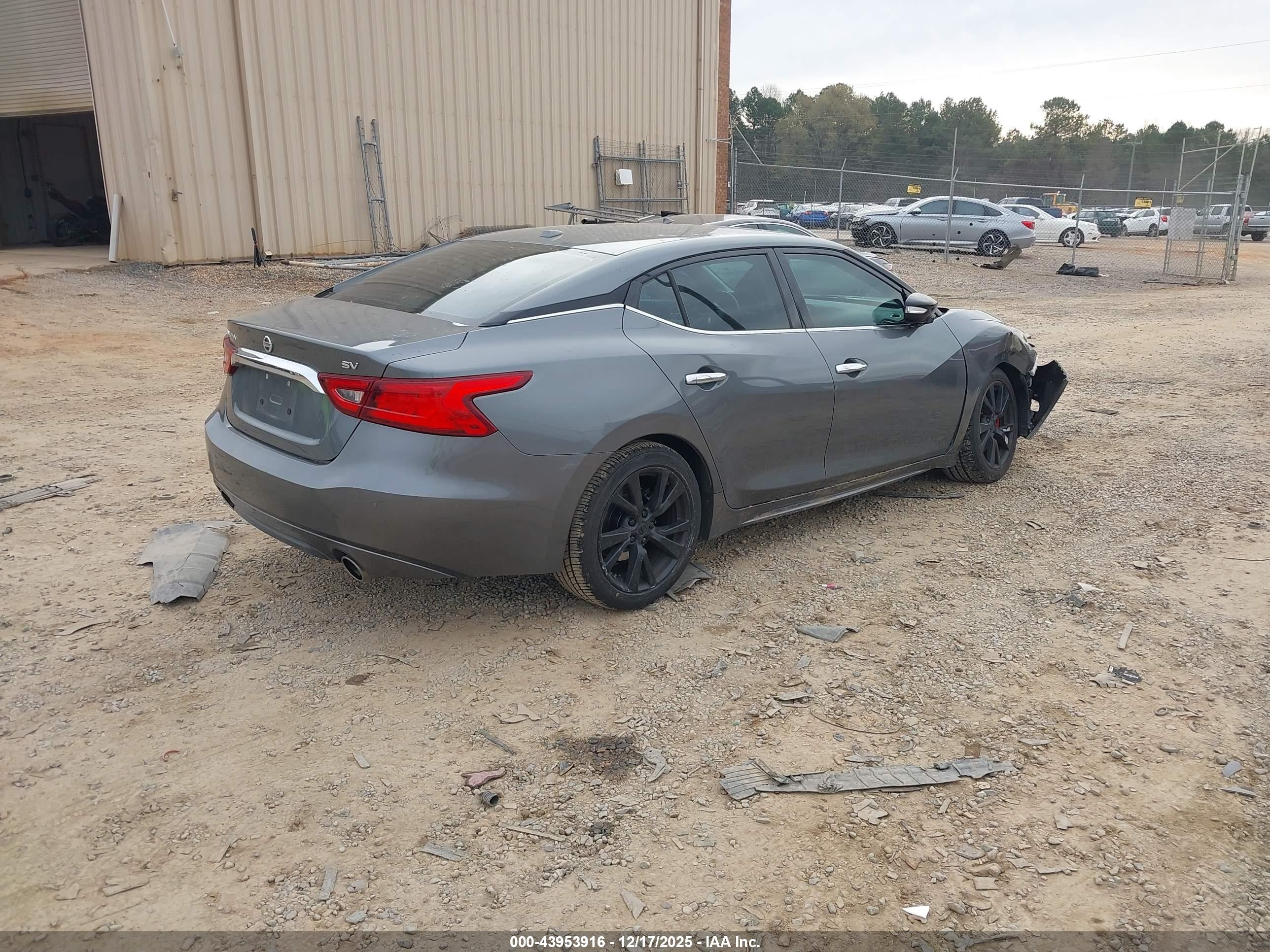 NISSAN MAXIMA image 4