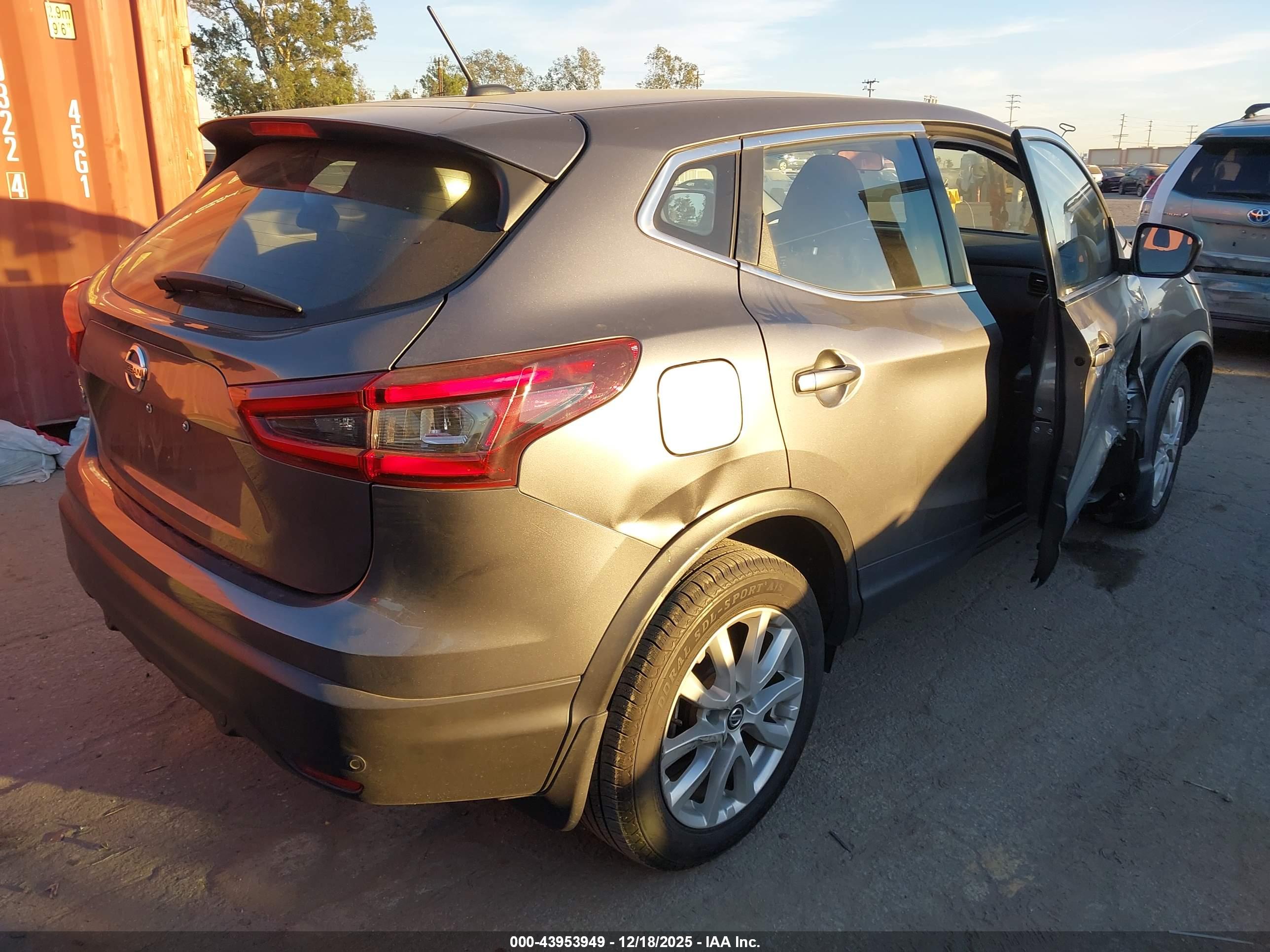 NISSAN ROGUE image 4
