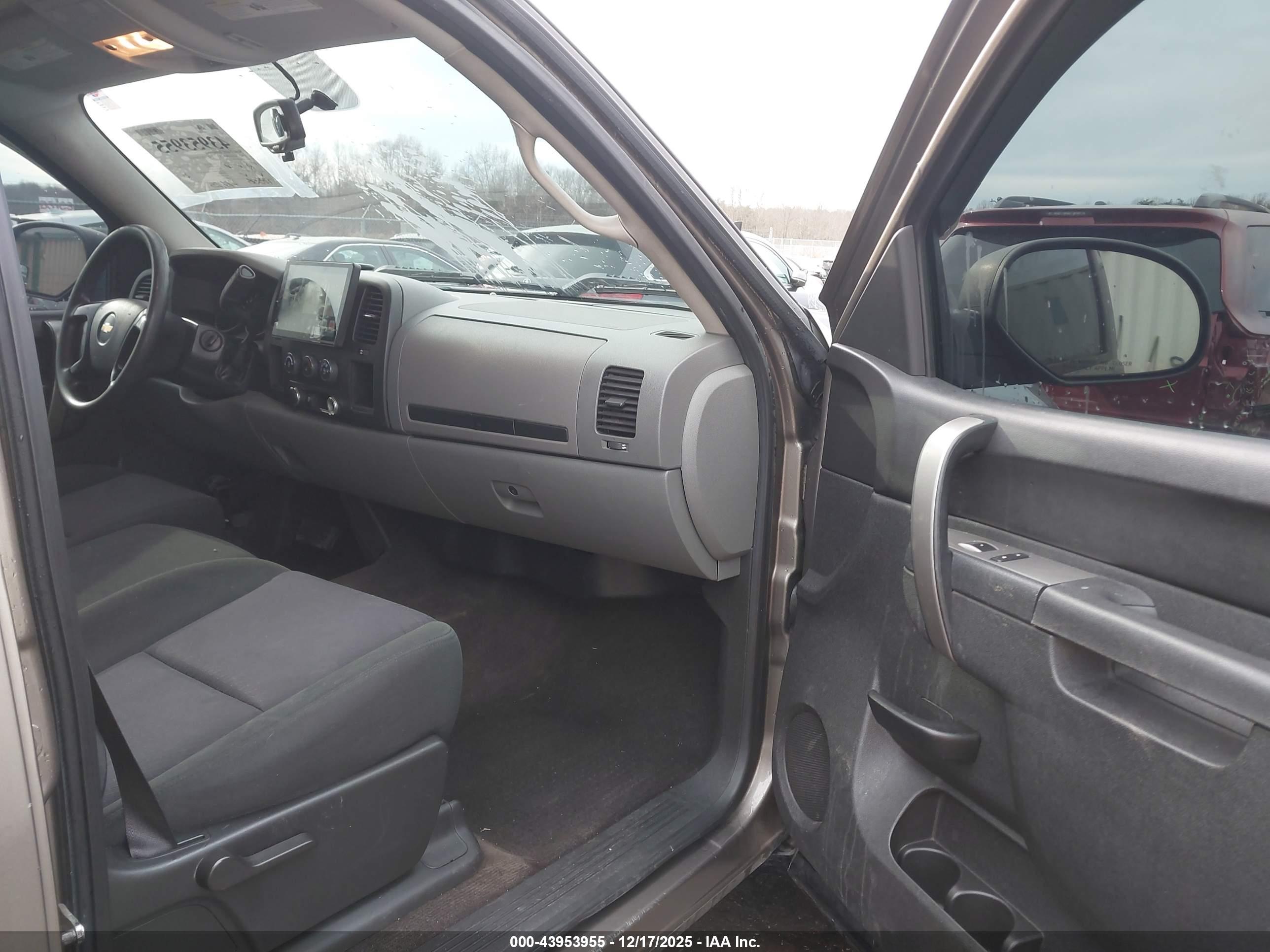 CHEVROLET SILVERADO image 5