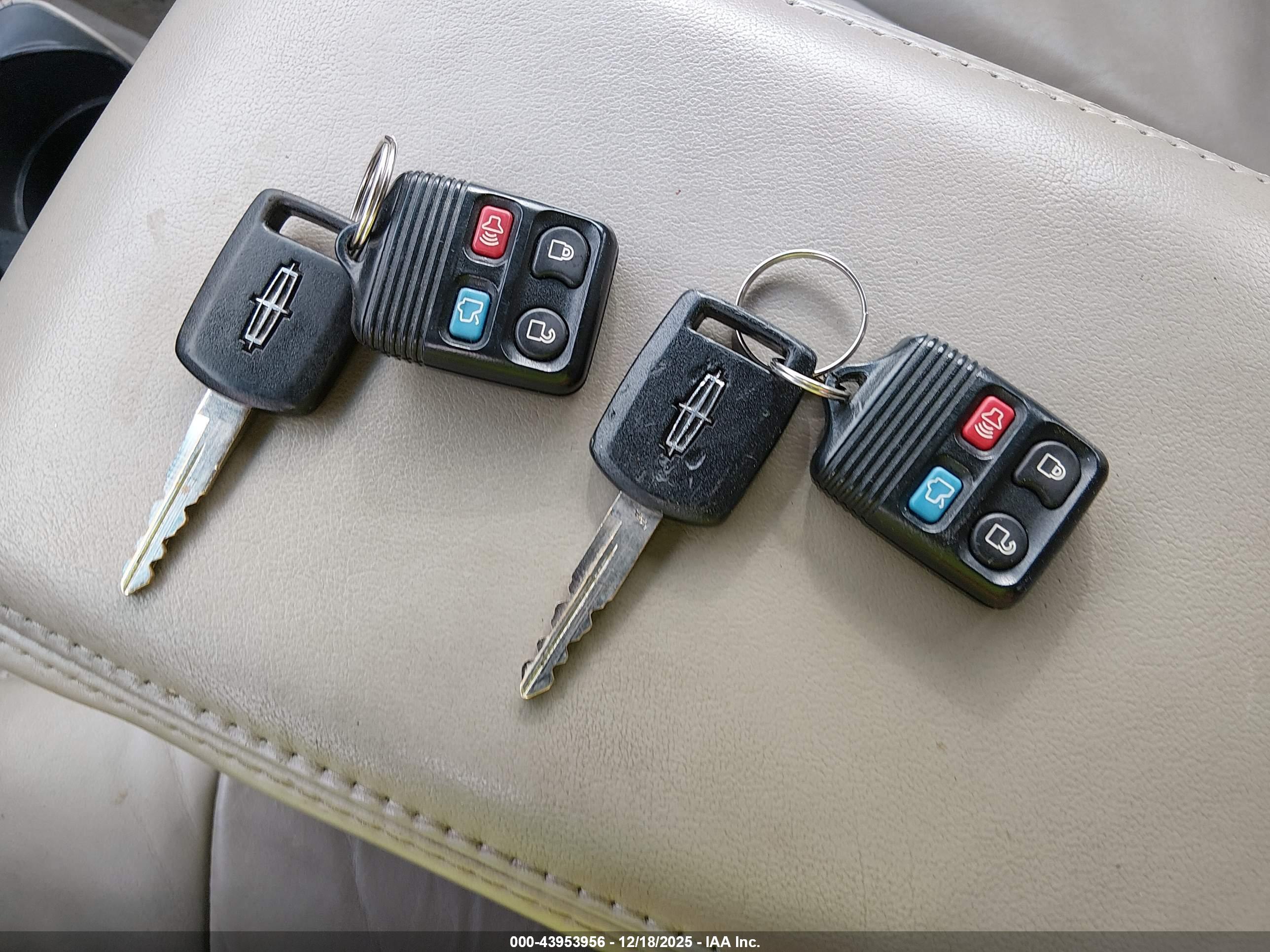 LINCOLN TOWN image 11