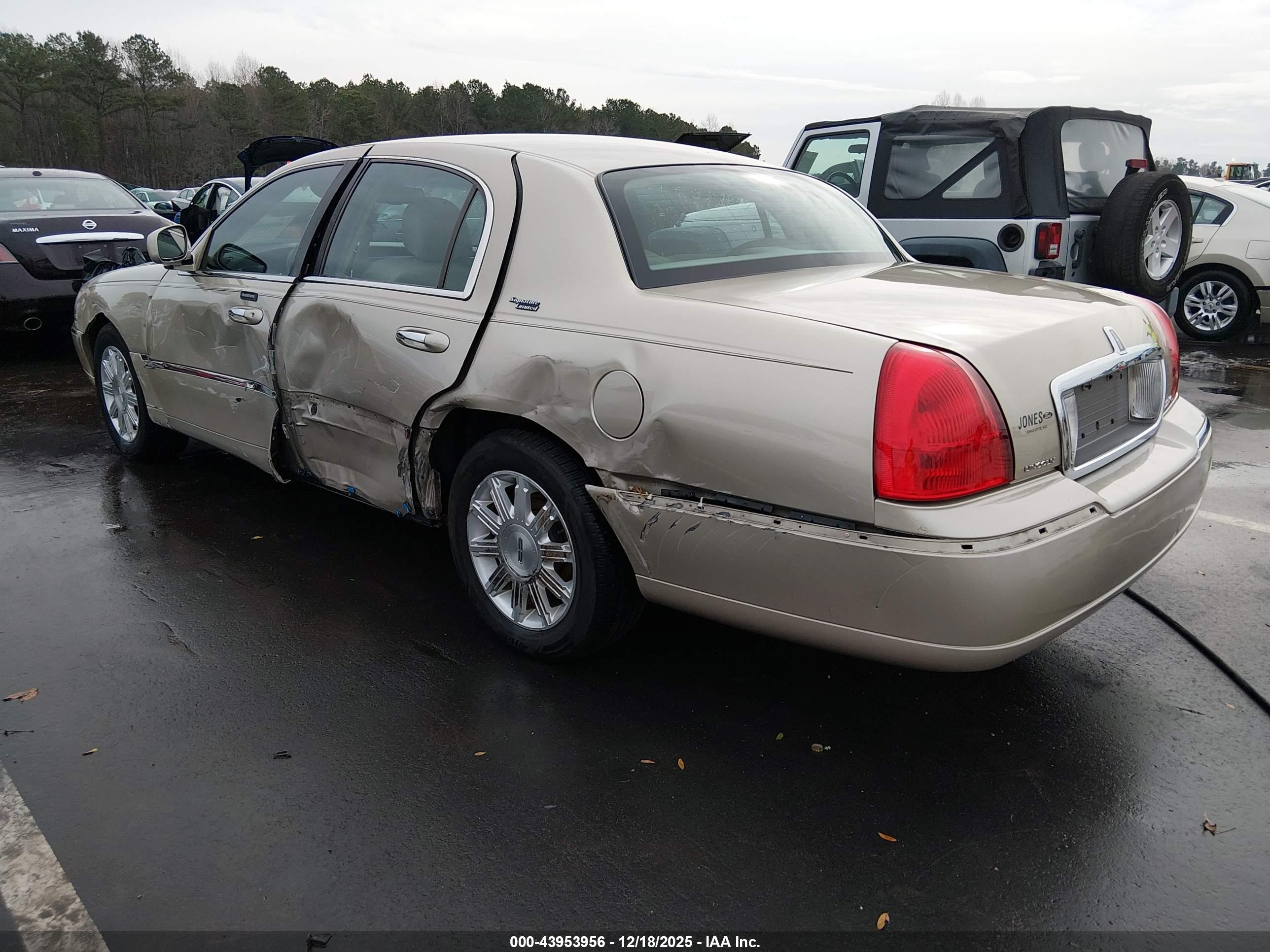 LINCOLN TOWN image 3