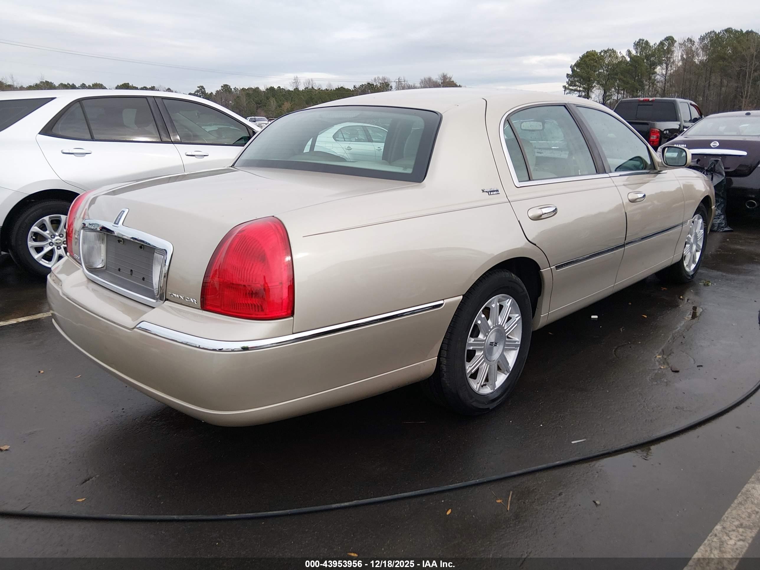 LINCOLN TOWN image 4