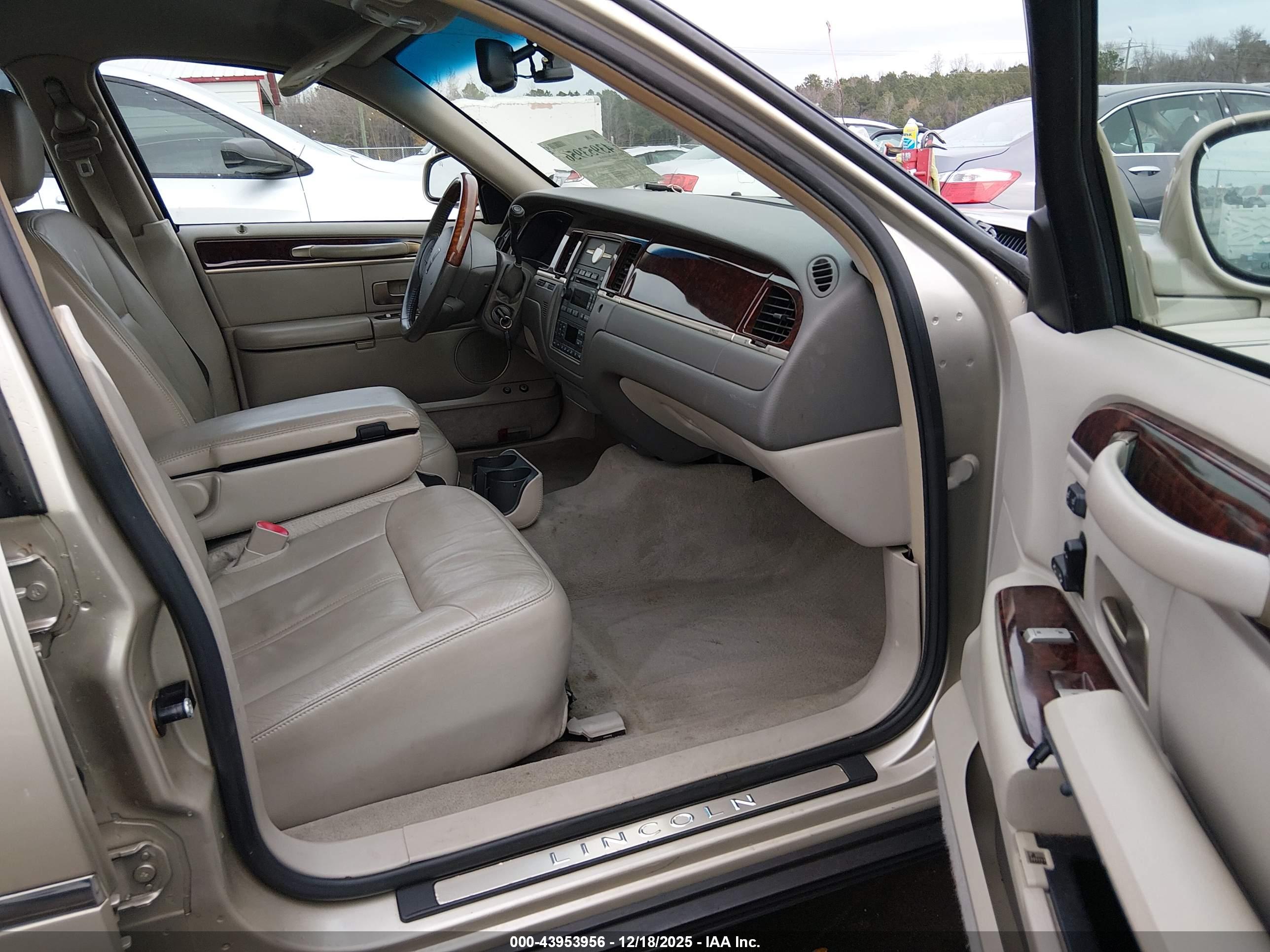 LINCOLN TOWN image 5