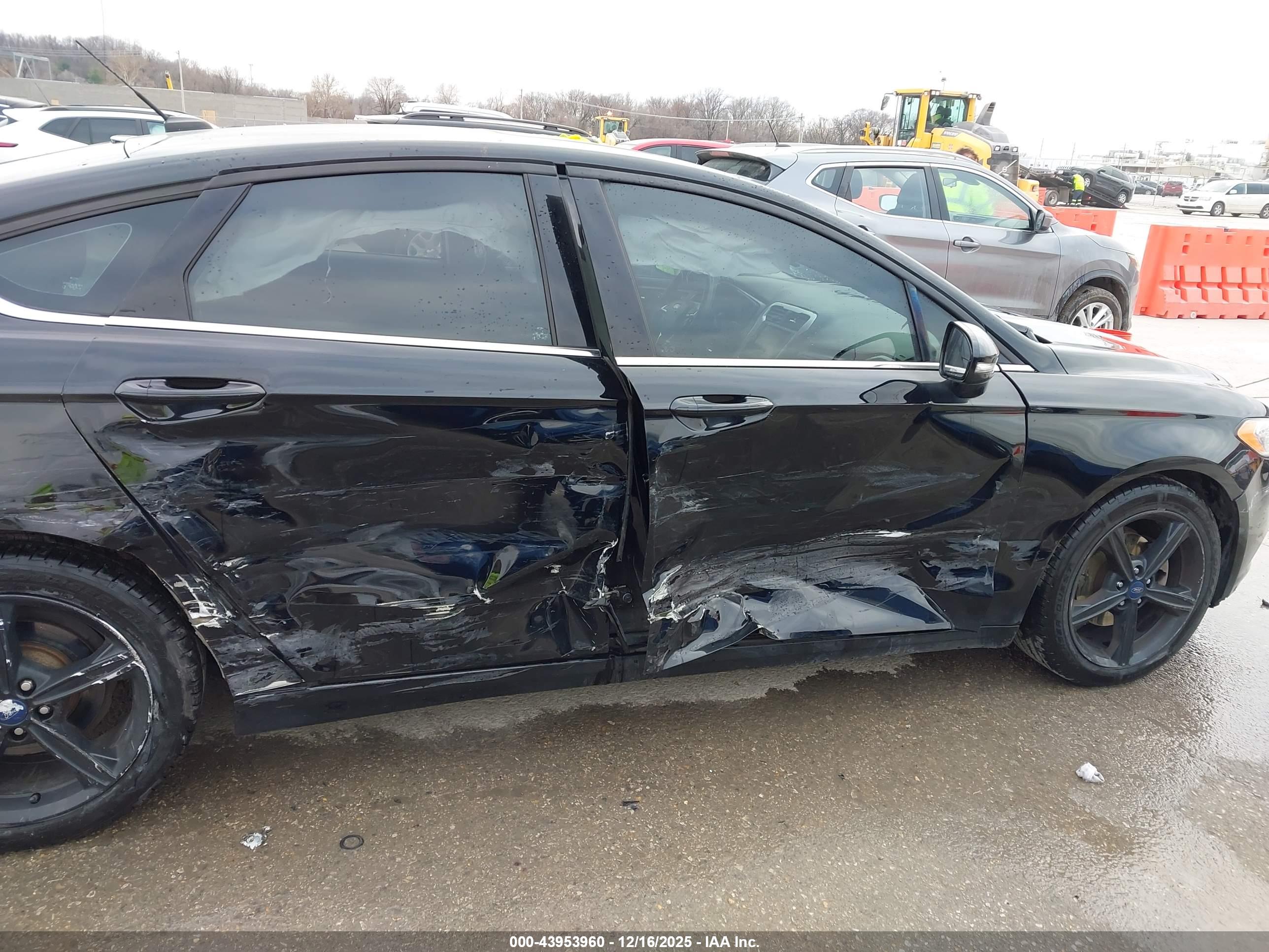 FORD FUSION image 6