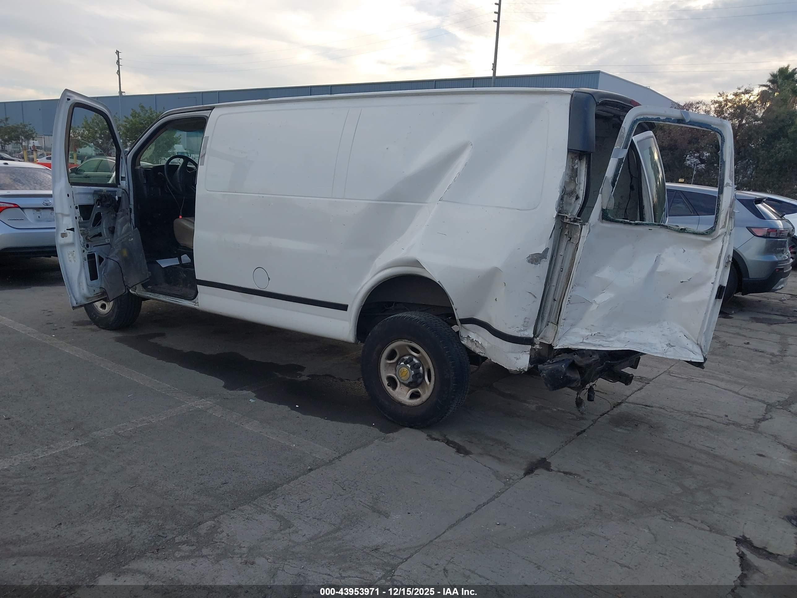 CHEVROLET EXPRESS image 3