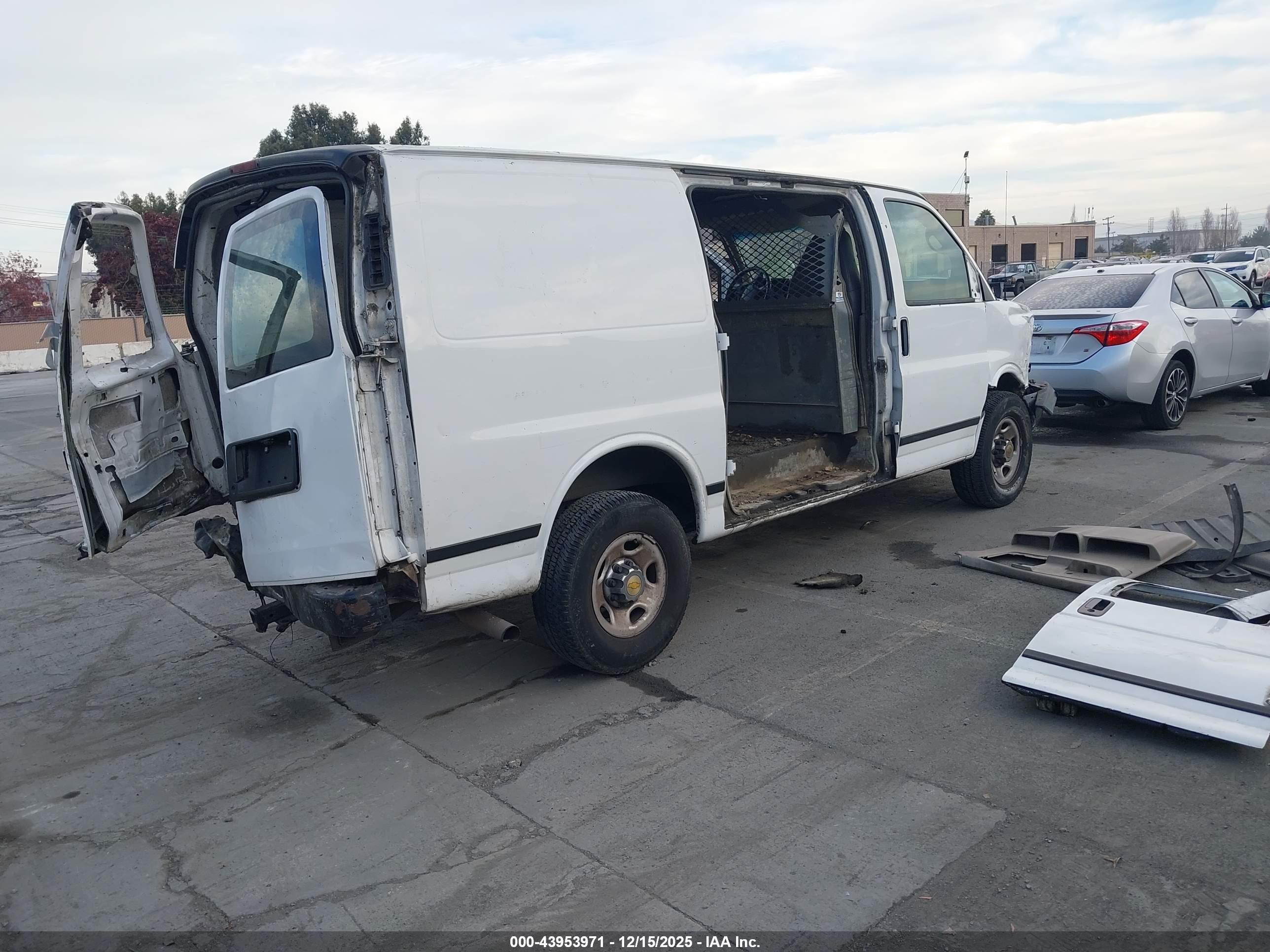CHEVROLET EXPRESS image 4
