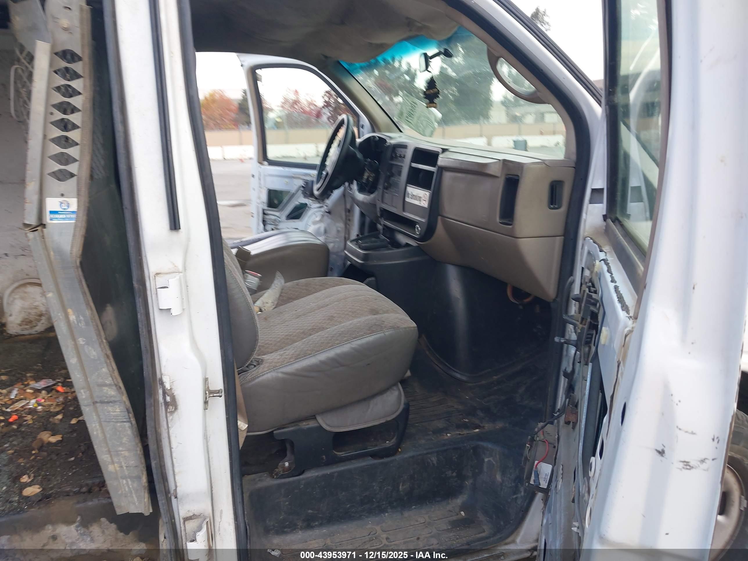 CHEVROLET EXPRESS image 5