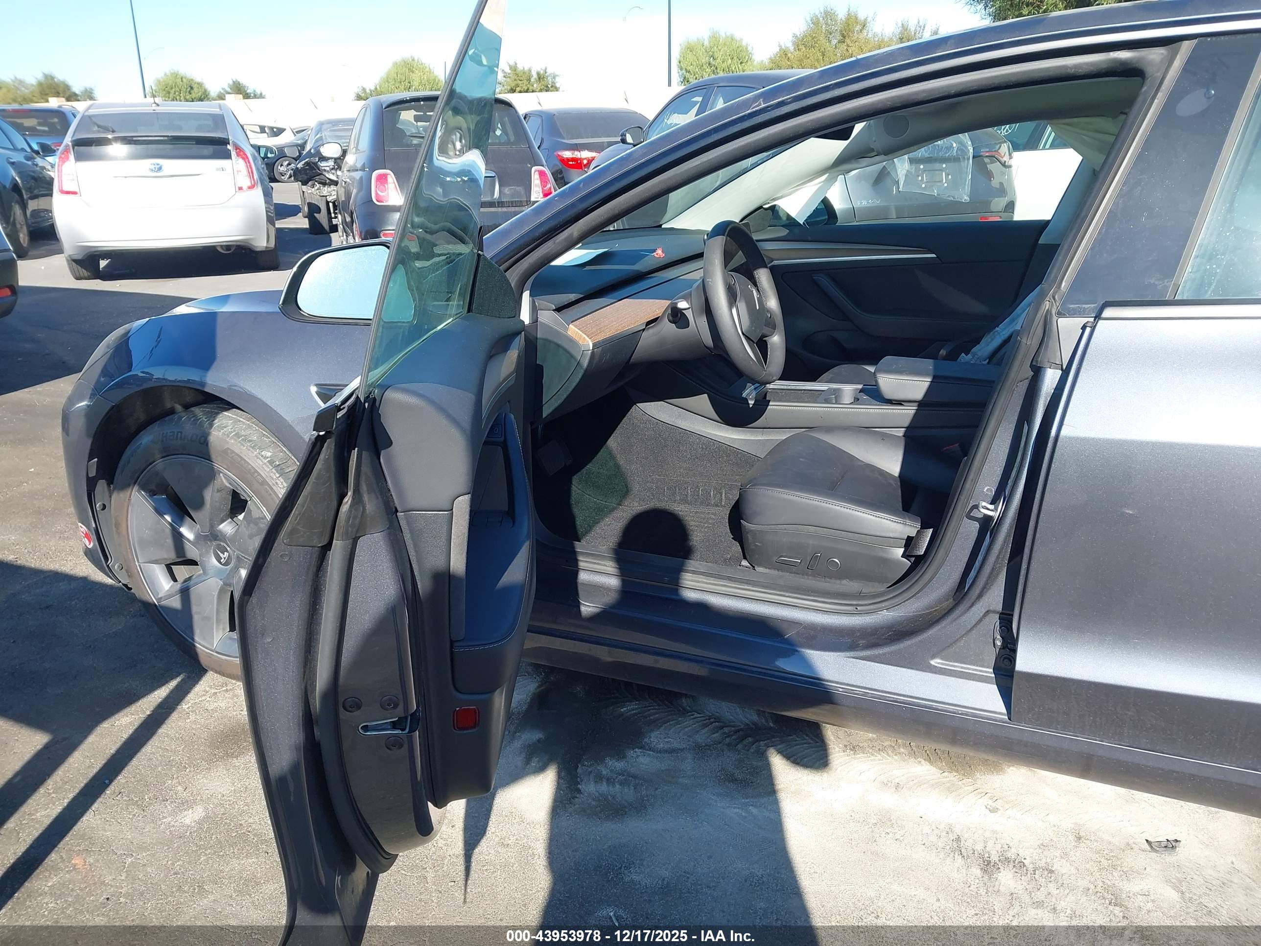 TESLA MODEL image 5