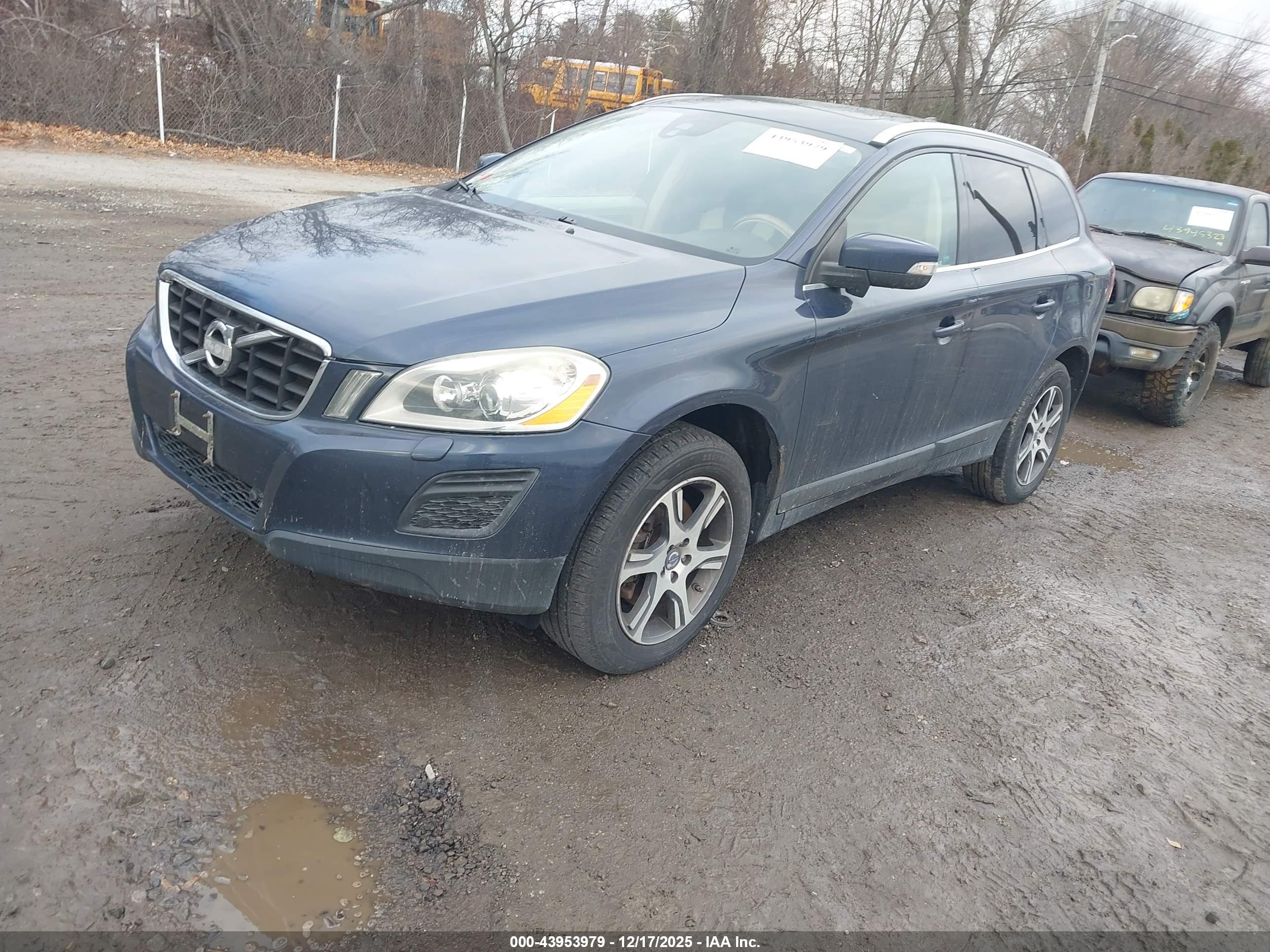 VOLVO XC60 image 2