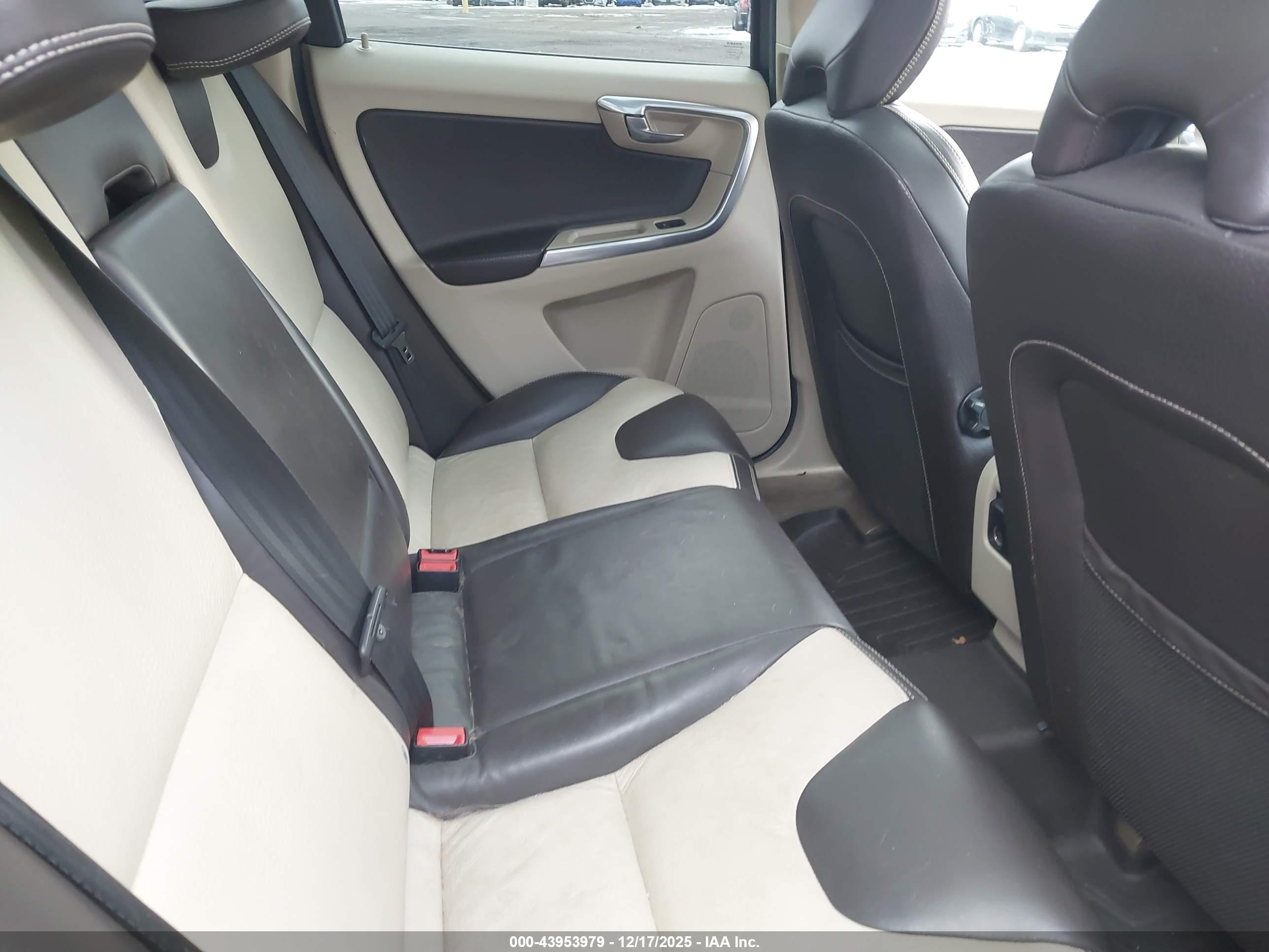 VOLVO XC60 image 8