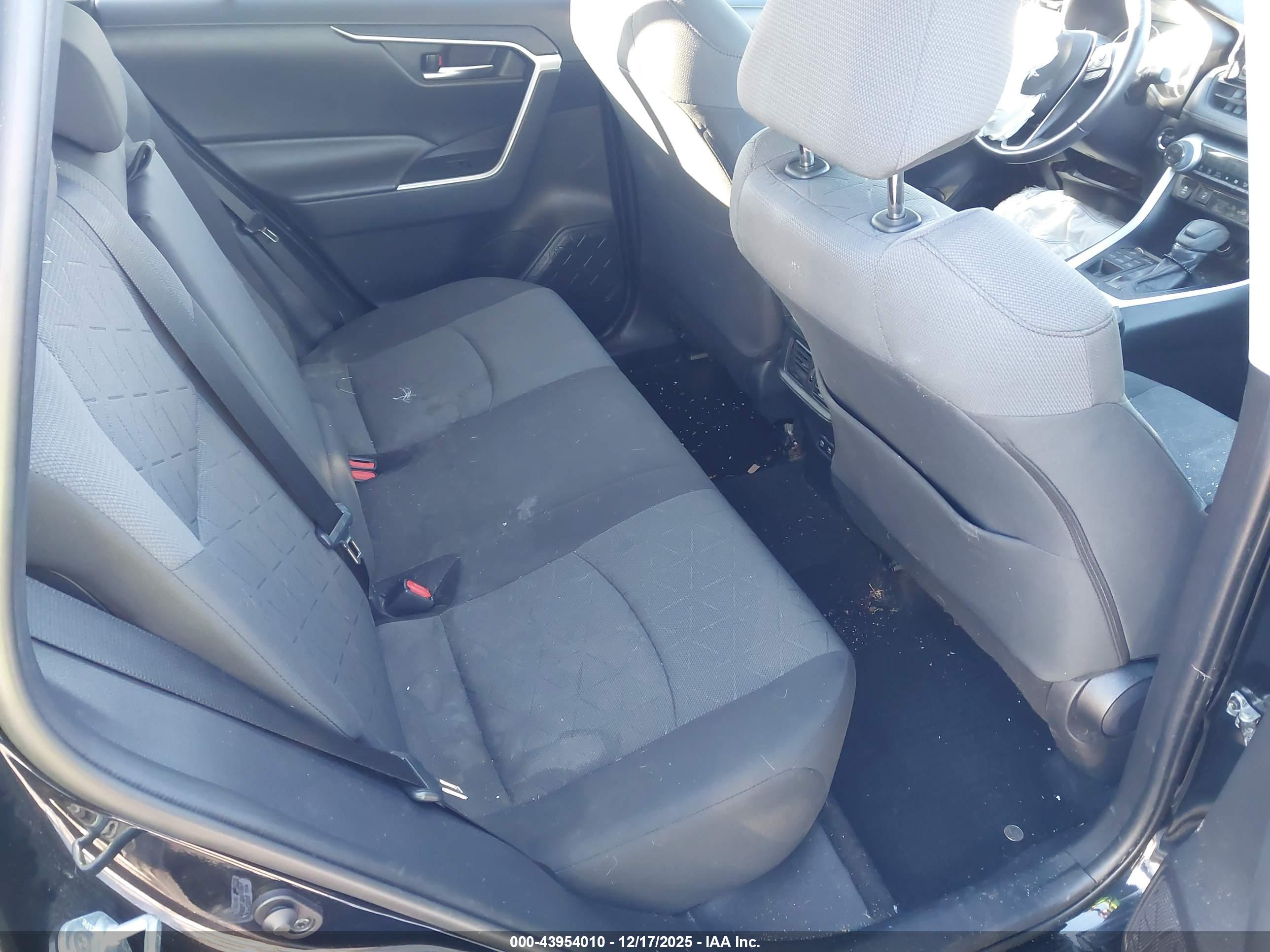 TOYOTA RAV4 image 8