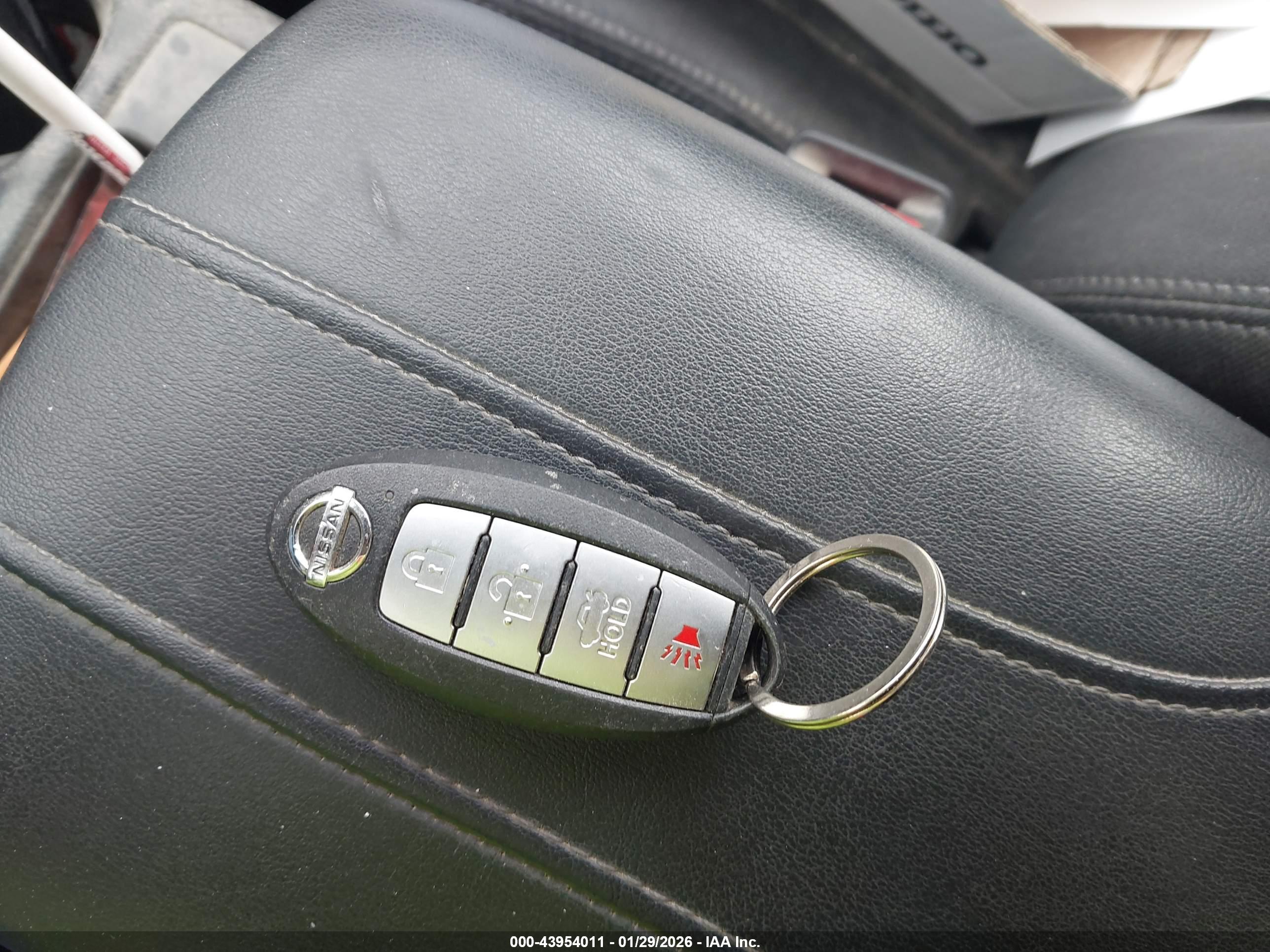 NISSAN VERSA image 11