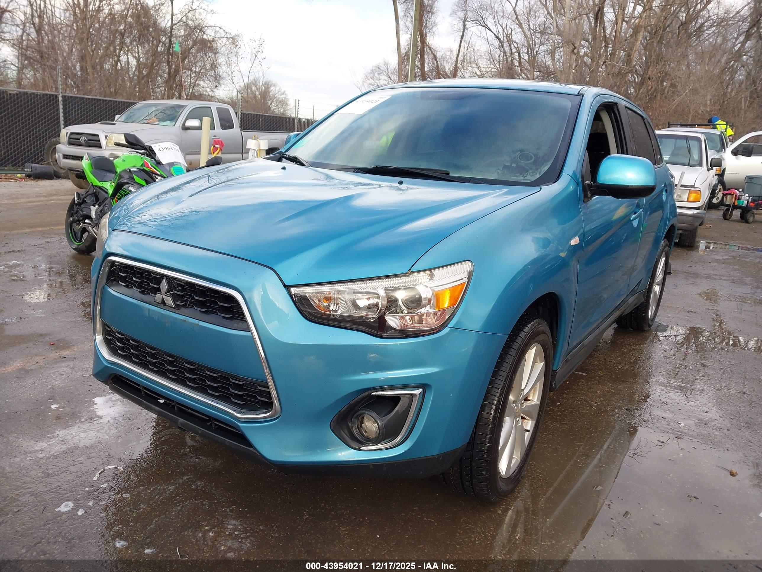 MITSUBISHI OUTLANDER image 2
