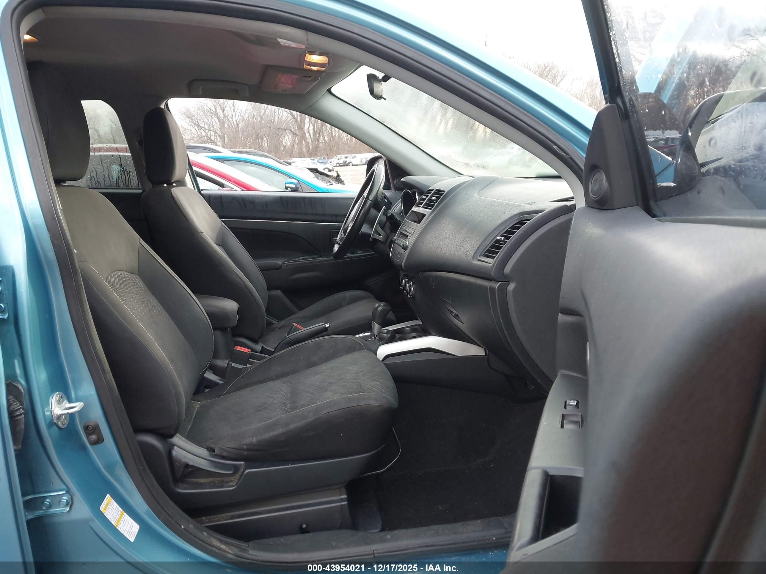 MITSUBISHI OUTLANDER image 5
