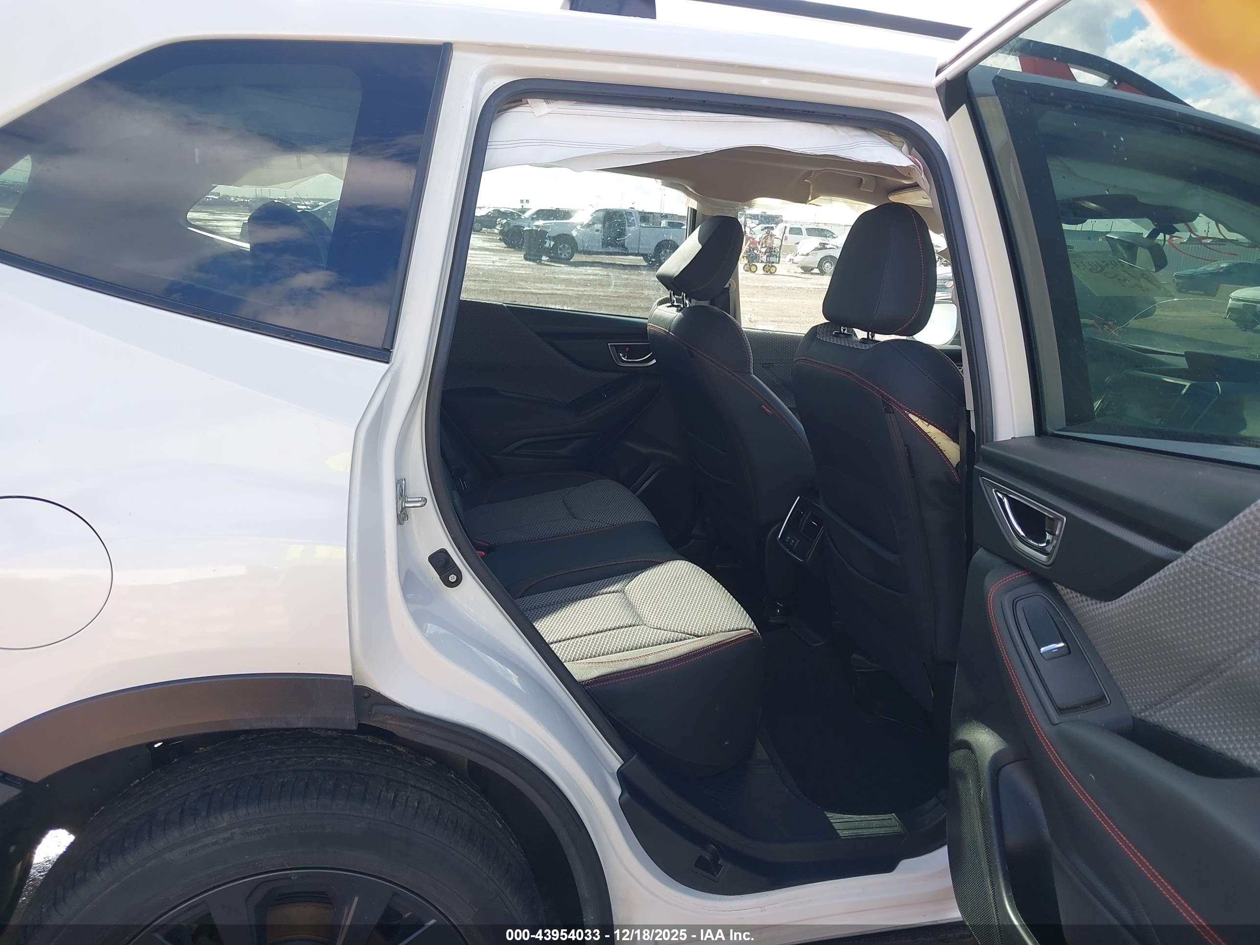 SUBARU FORESTER image 8