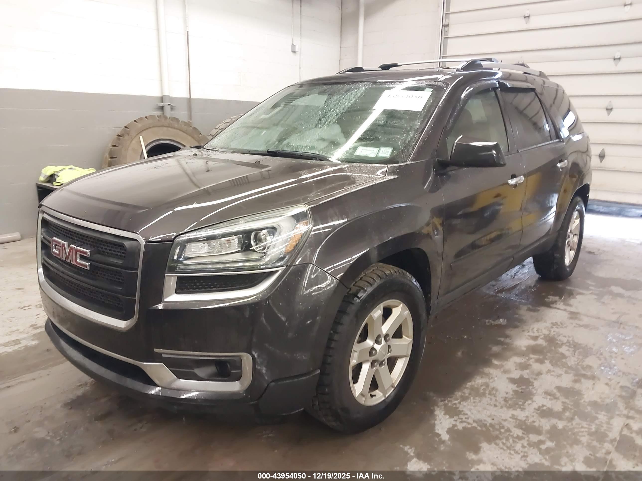 GMC ACADIA image 2