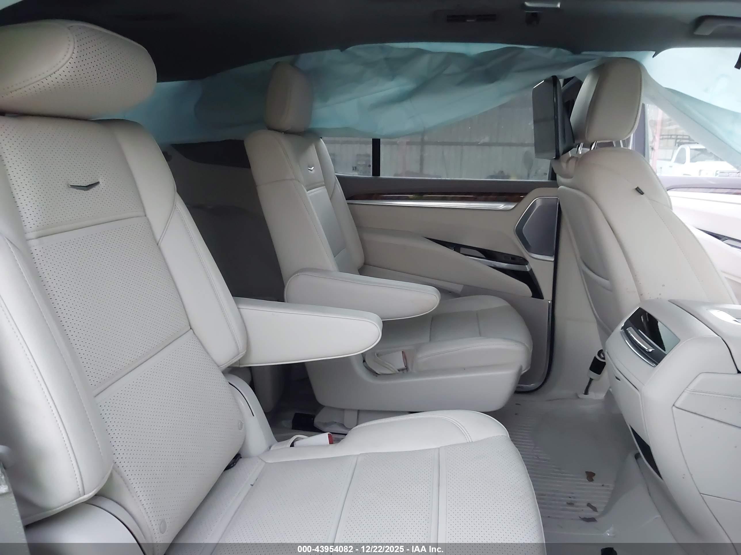 CADILLAC ESCALADE image 8