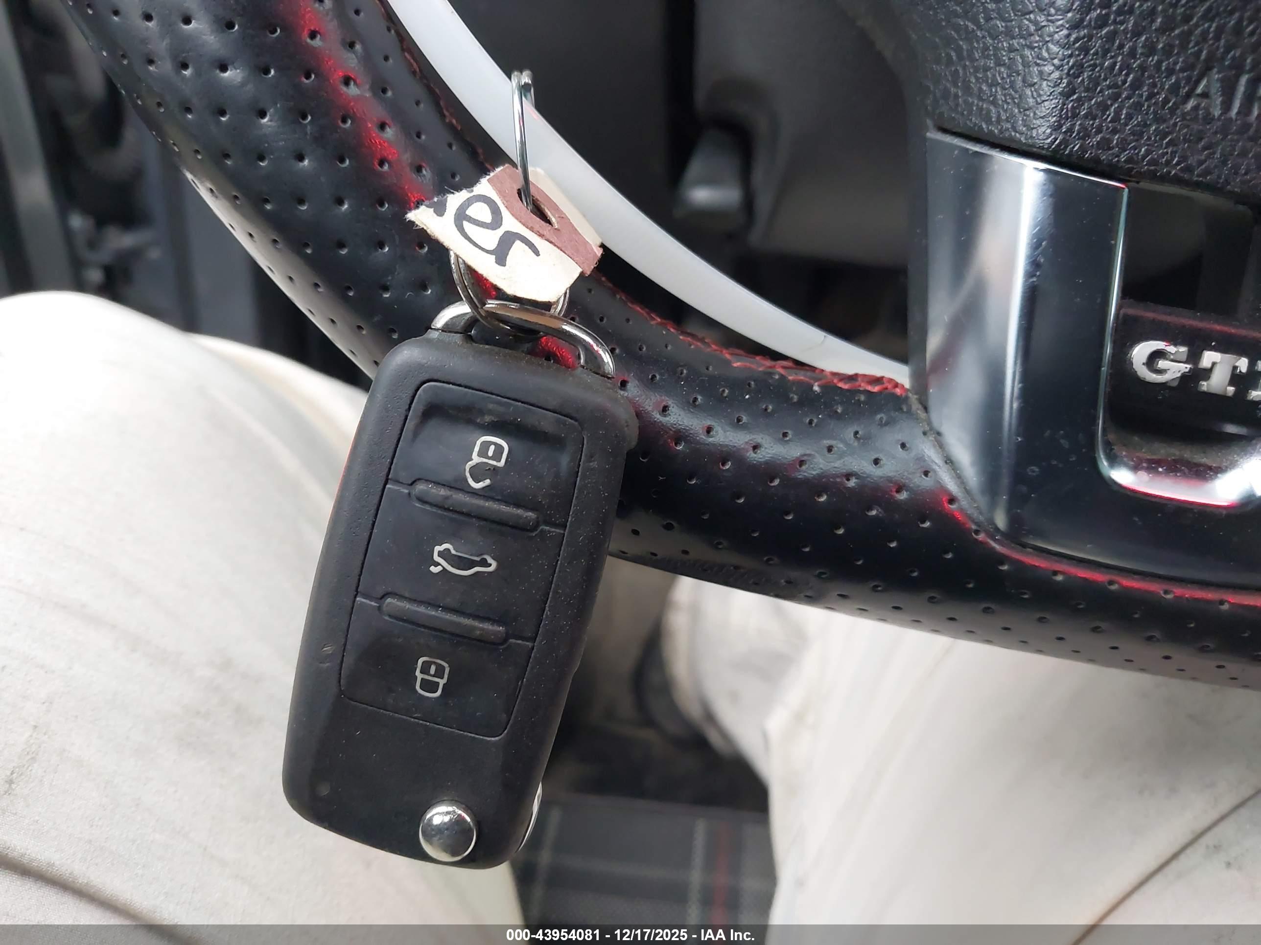VOLKSWAGEN GTI image 11